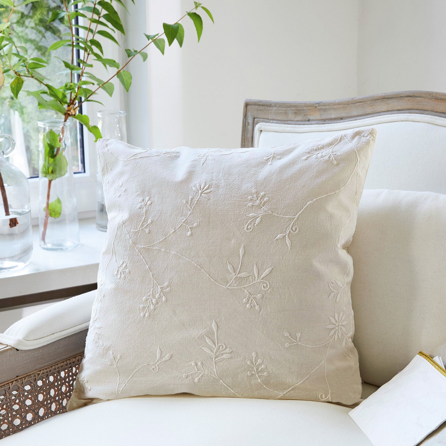 Funda de cojín Habren Cojín beige de algodón con bordado floral, decoración elegante para sala de estar
