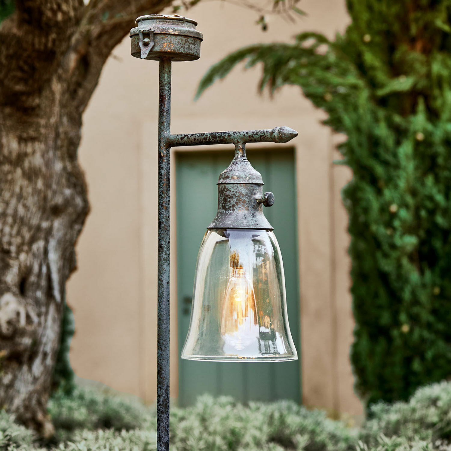 Farol solar Kobina Lámpara exterior de metal envejecido con pantalla de vidrio transparente para jardín