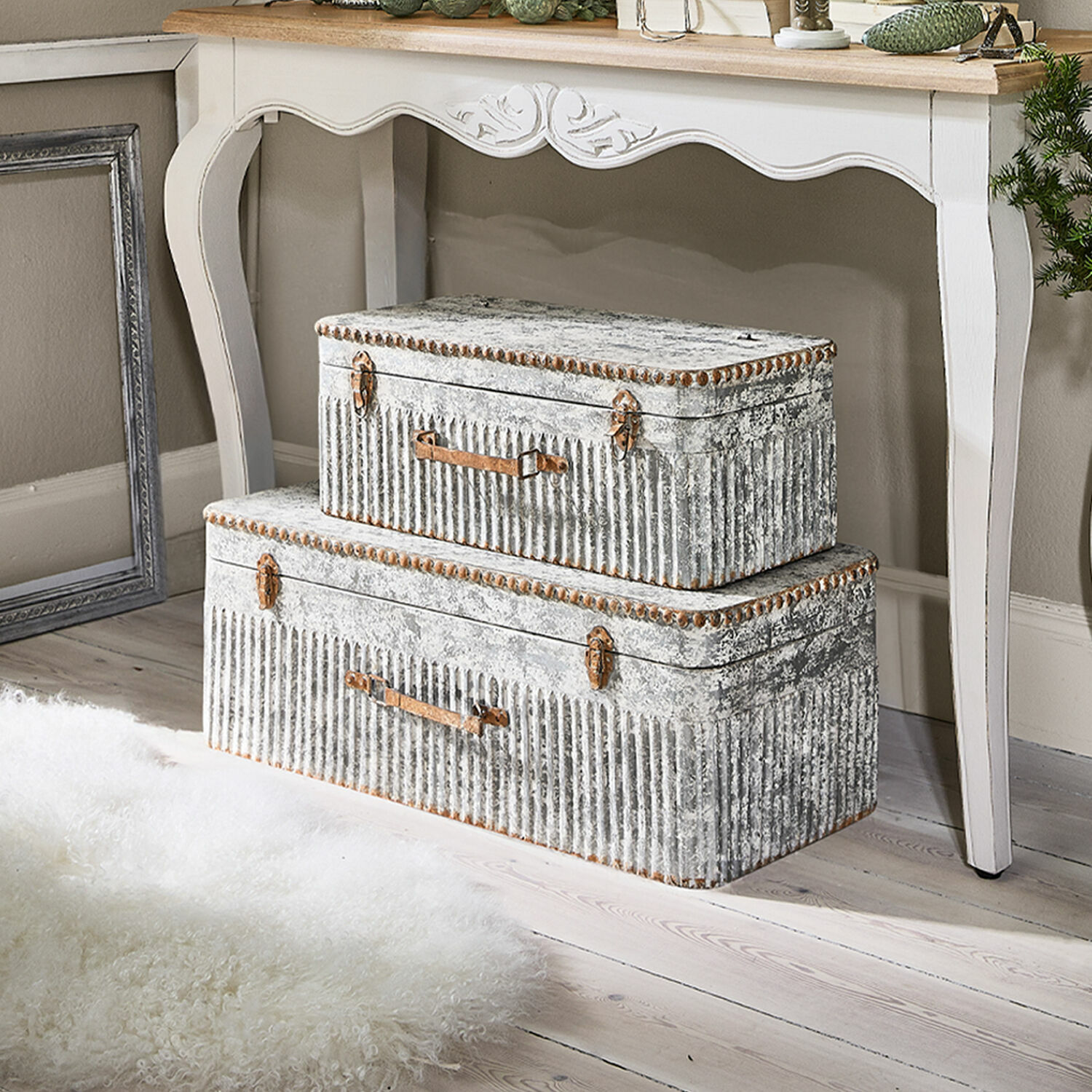 Set de 2 baúles Robyn Conjunto de dos maletas metálicas vintage grises con asas oxidadas para almacenamiento decorativo