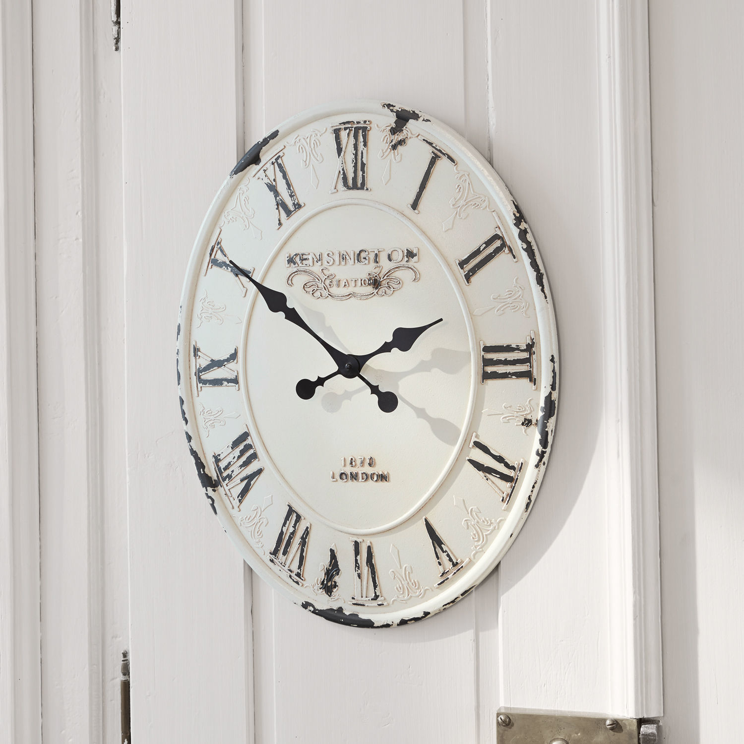 Reloj Soulières Reloj de pared ovalado de metal blanco estilo vintage con números romanos negros para decoración