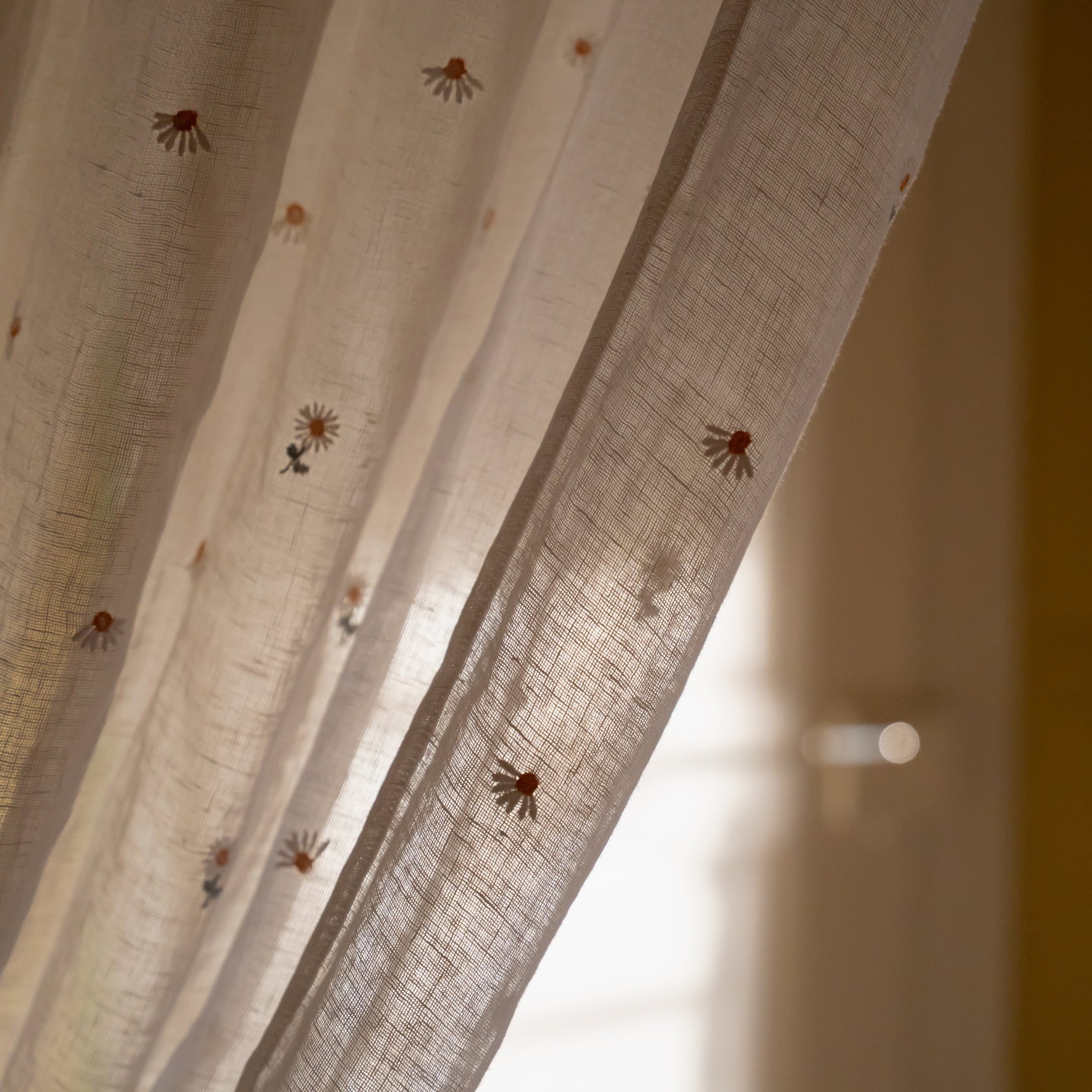 Cortina blanca translúcida con bordados de margaritas, tela ligera para decoración de ventanas