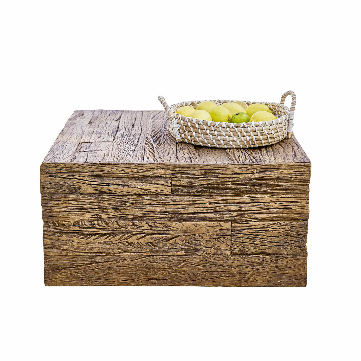 Mesa de centro Glâne Mesa de centro cuadrada de madera con cesta tejida y cítricos sobre fondo blanco