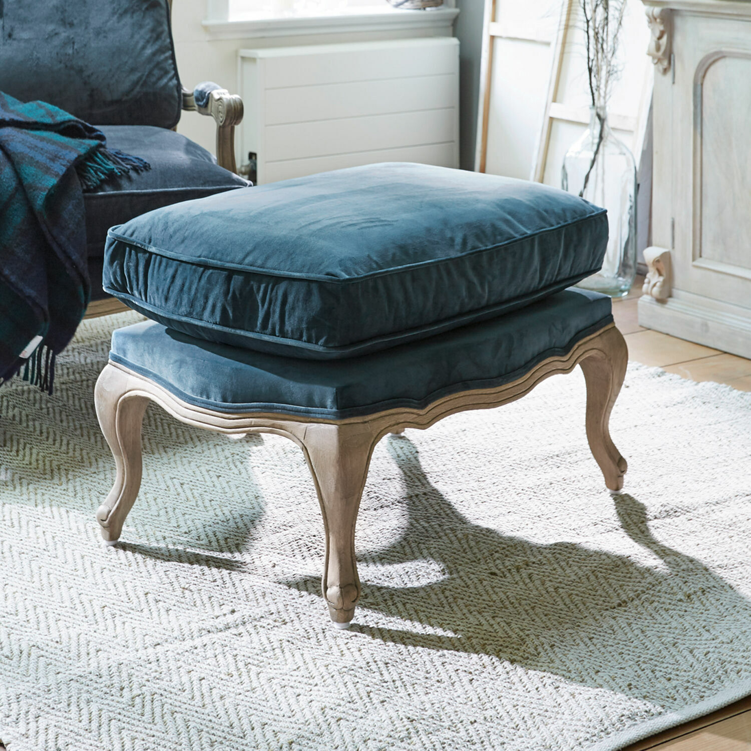 Taburete Corlay Reposapiés con marco de madera y cojín de terciopelo azul suave estilo vintage para sala