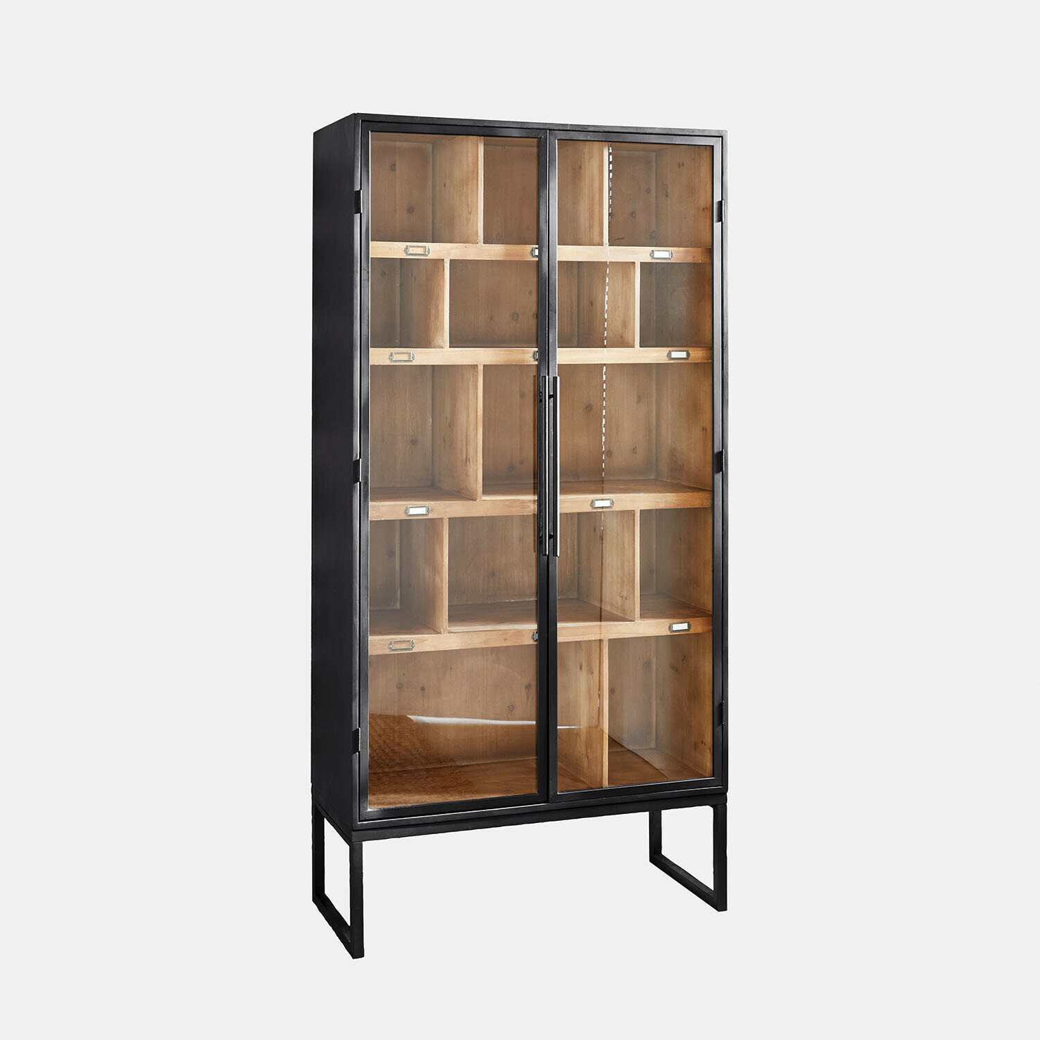 Vitrina de metal negro y madera con puertas de cristal y estantes para almacenamiento