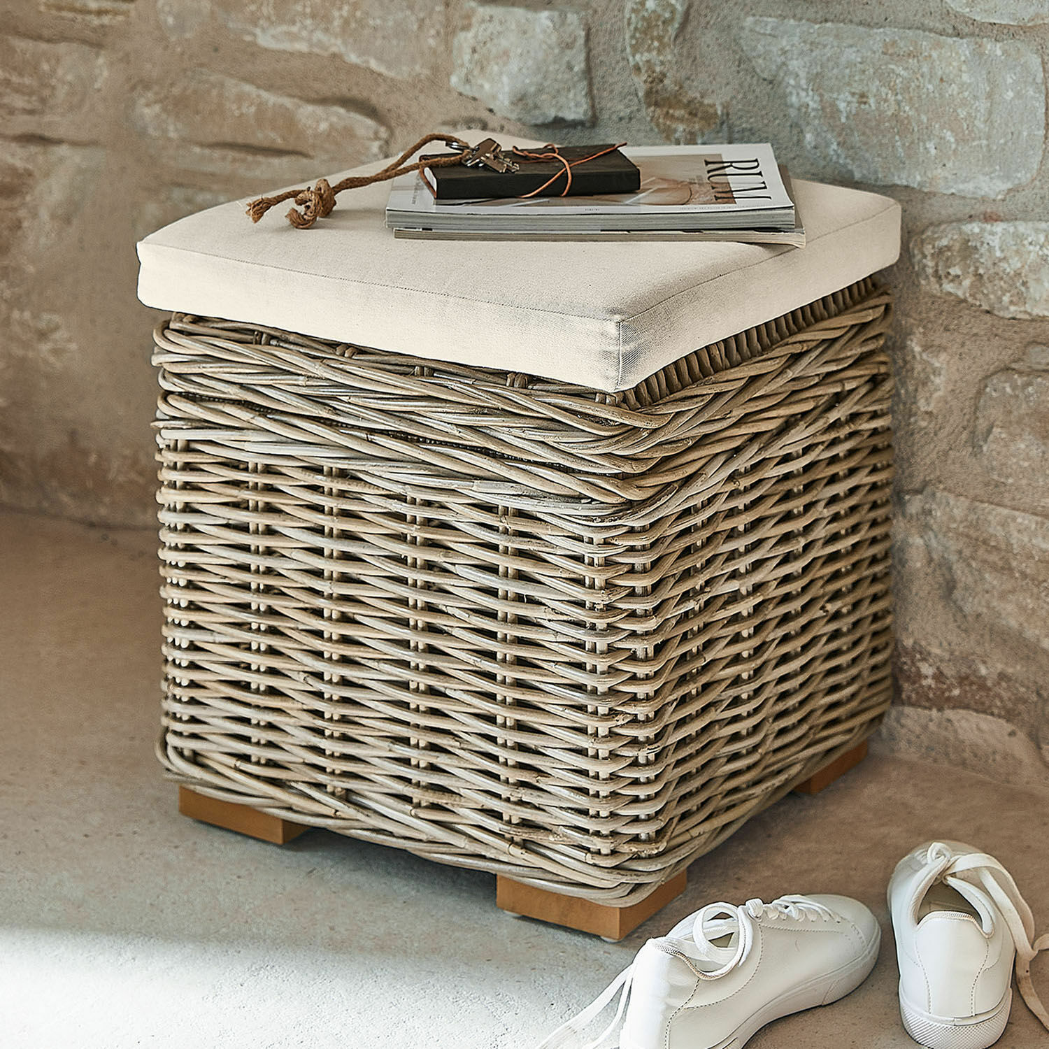Taburete Xandrine Puf cuadrado de mimbre gris con cojín crema, ideal para almacenamiento y asiento cómodo
