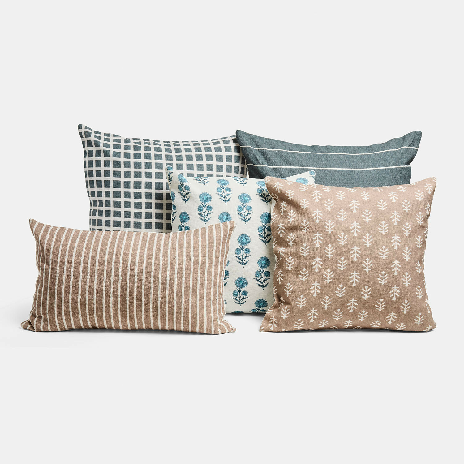 Set de 5 fundas de cojín Xantelle Conjunto de cinco cojines decorativos de algodón con patrones azules y beige para salón