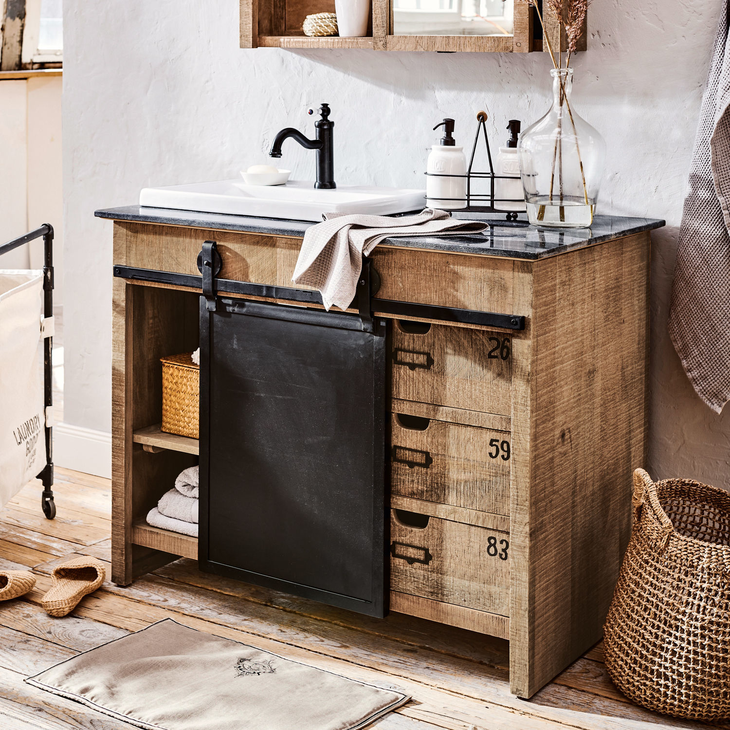 Lavabo Taylors Island Mueble de baño de madera con puerta corredera metálica negra y grifo negro, estilo industrial