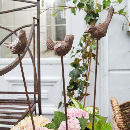 Pájaros decorativos de metal marrón en varillas para jardín o macetas