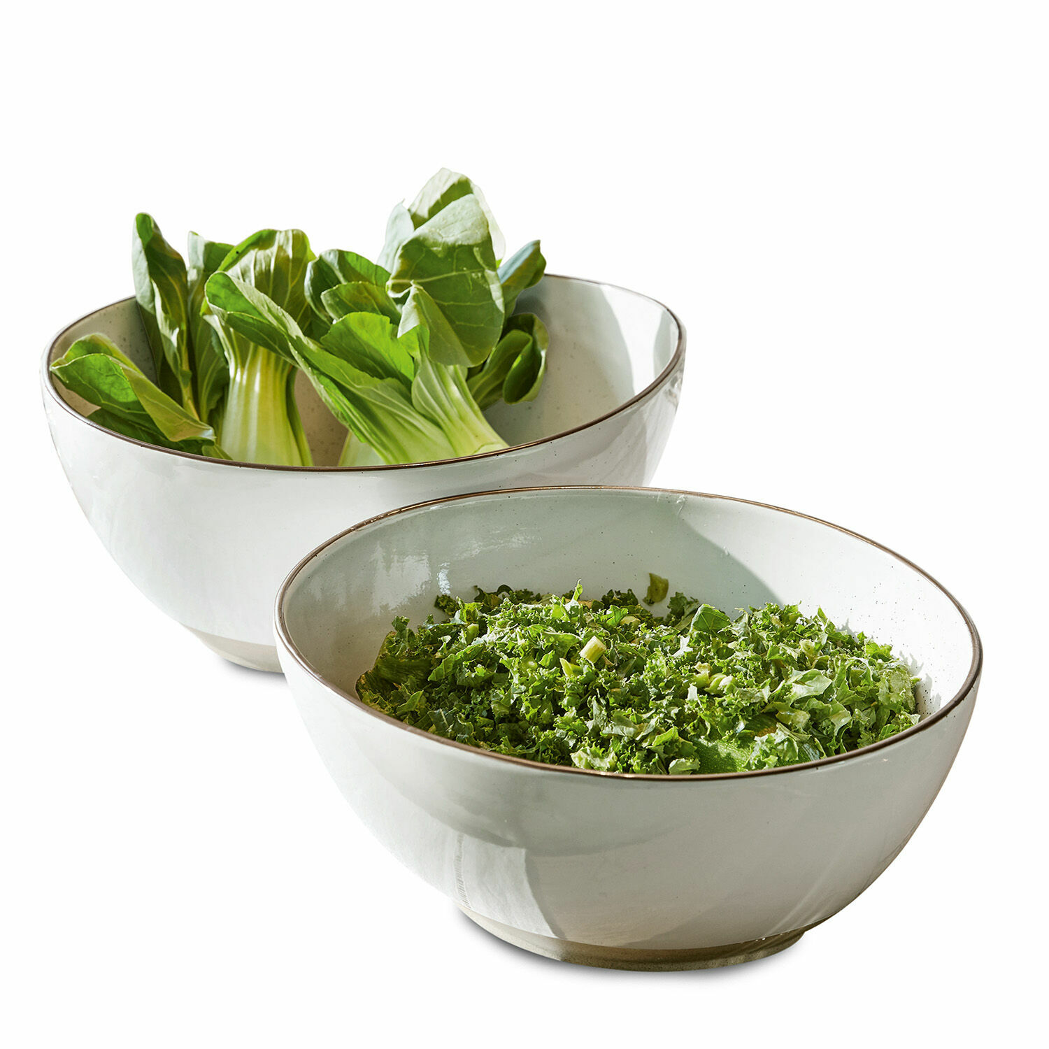 Set de 2 ensaladeras Biarré Conjunto de dos cuencos de cerámica clara con verduras verdes, ideal para ensaladas