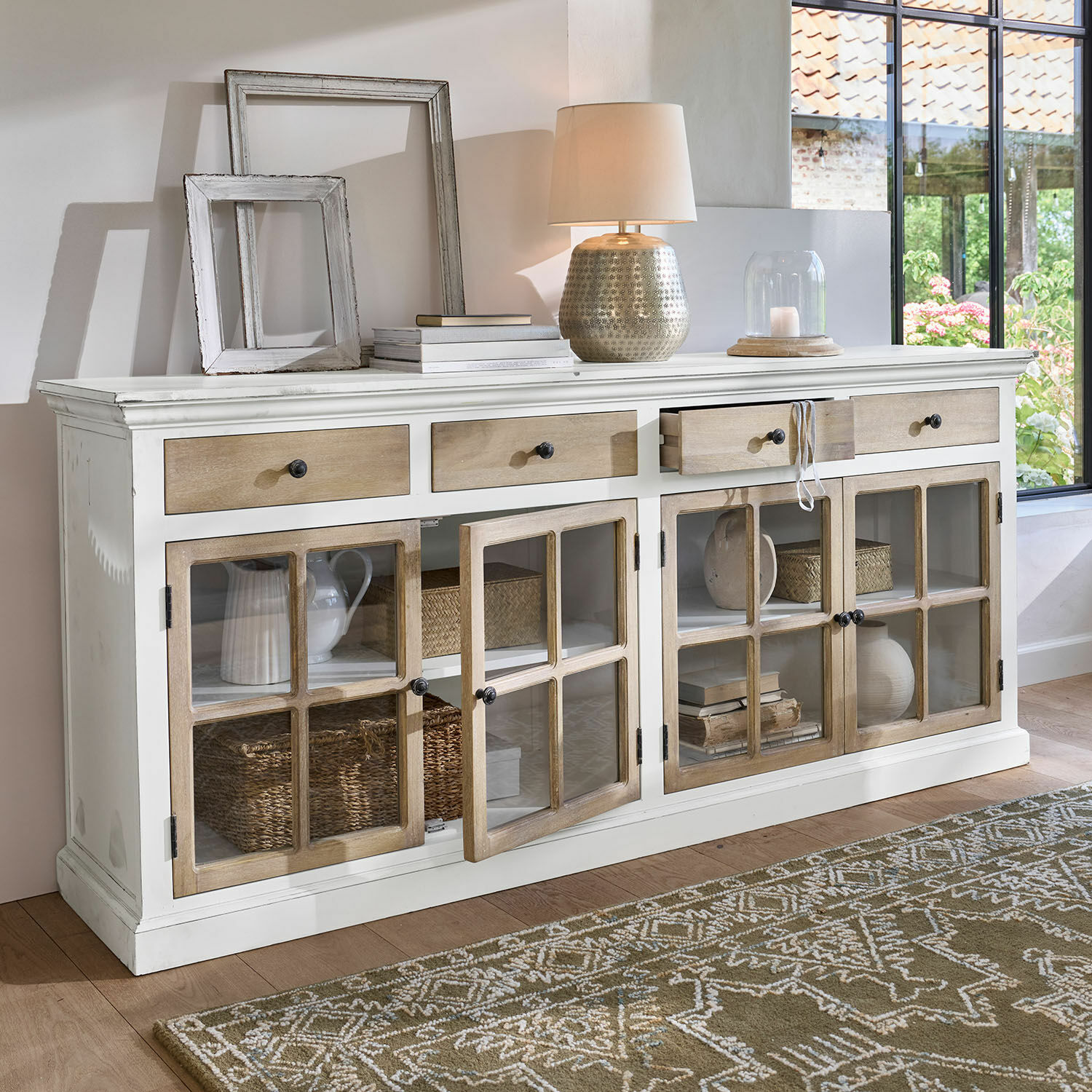 Cómoda Marshwood Aparador de madera blanca con cajones y puertas de cristal, decoraciones y lámpara encima