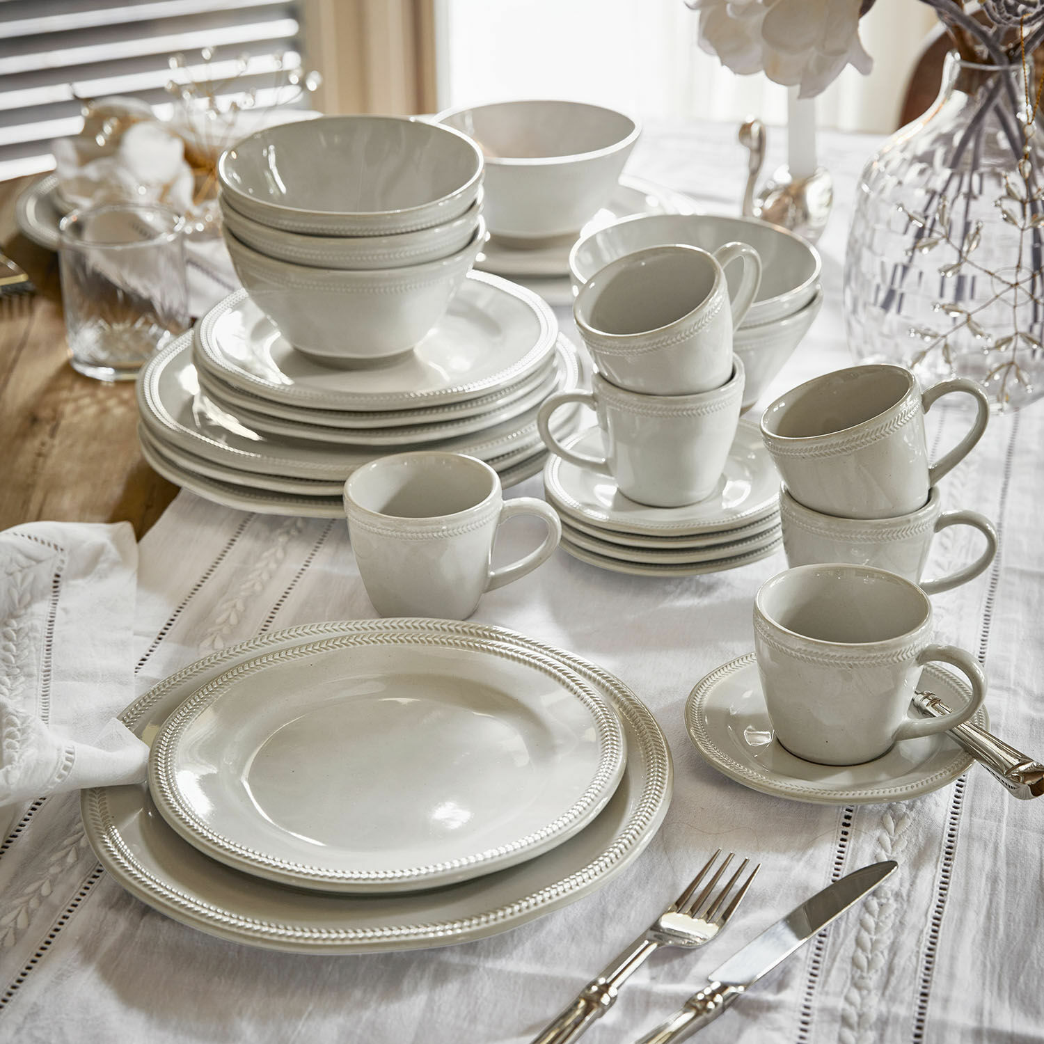 Set de 30 piezas de vajilla Norrvik Juego de vajilla de porcelana blanca con platos, tazas y cuencos sobre mesa elegantemente puesta