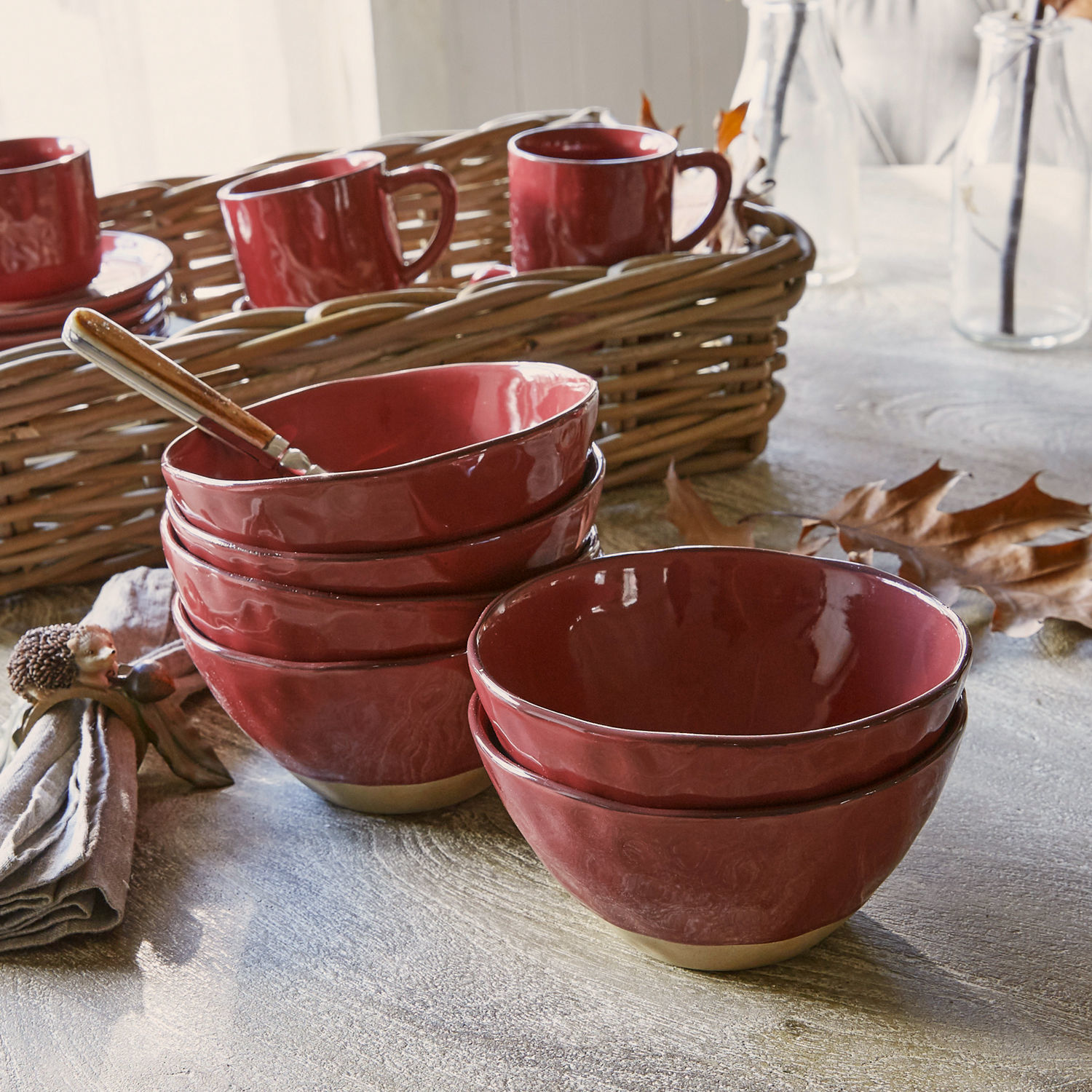 Set de 6 boles Biarré Cuencos de cerámica rojos con base beige natural sobre mesa de madera con decoración otoñal