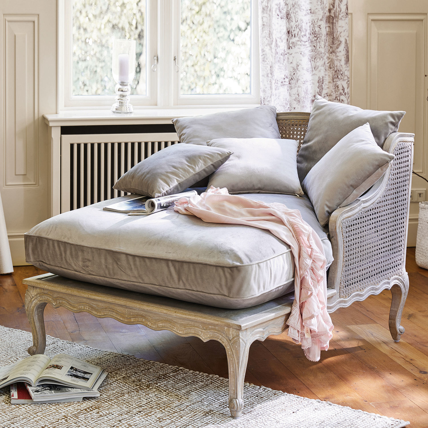 Chaise longue Dronne Sillón elegante con tapizado de terciopelo gris claro y marco de madera tallada vintage