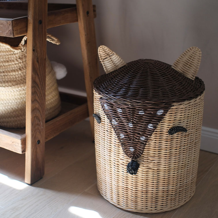 Cesta de mimbre con forma de zorro en colores naturales, contenedor práctico para el hogar