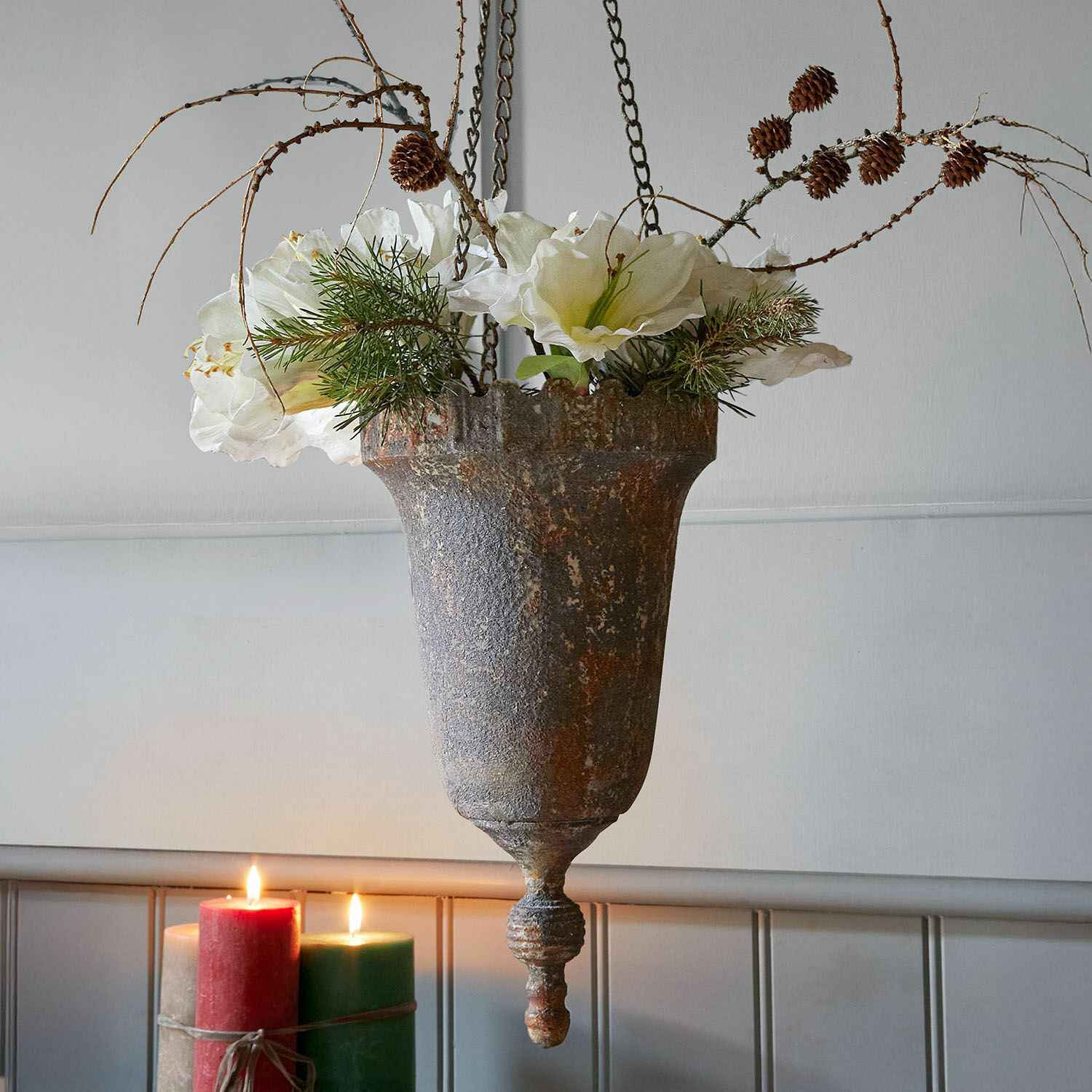 Ánfora colgante Kovanari Maceta colgante de metal envejecido con flores blancas y ramas de pino, decoración rústica para interiores