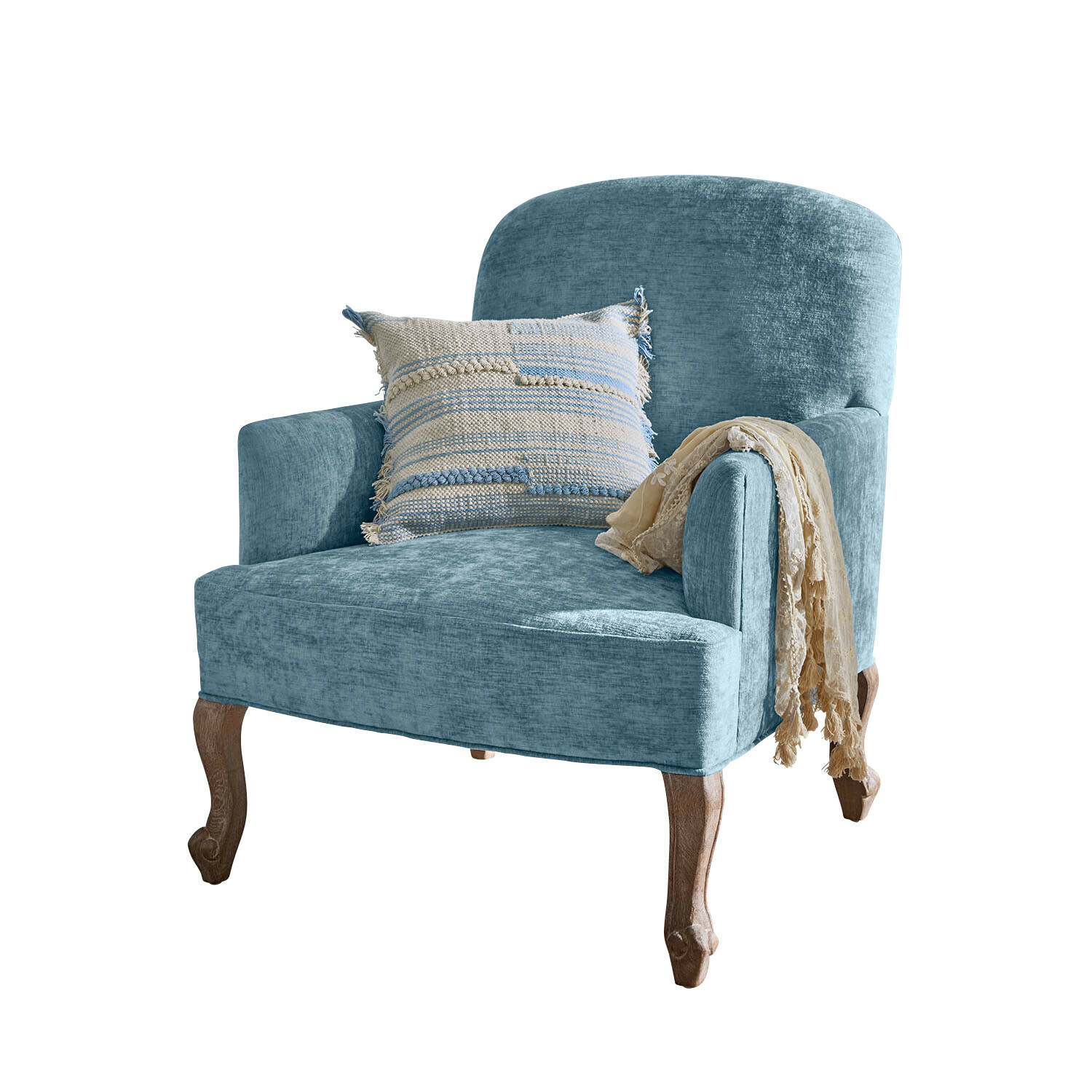 Sillón Clairmont Bleu Sillón azul tapizado con patas de madera, cojín decorativo y manta beige, mueble cómodo
