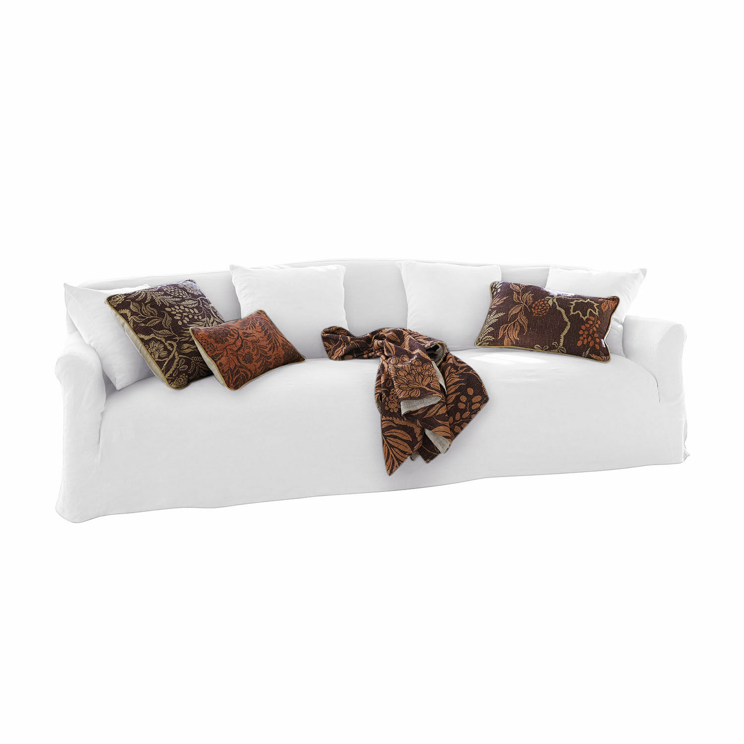 Sofá blanco de tela con cojines decorativos marrones y manta, mueble moderno para salón