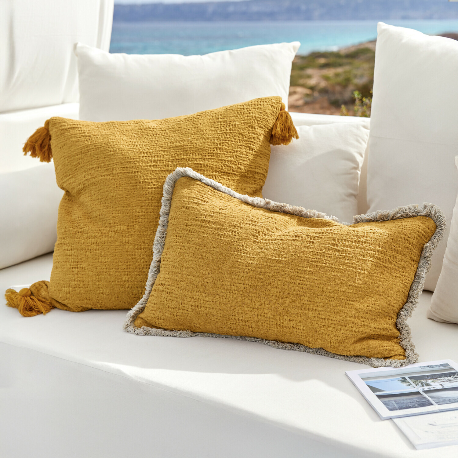Set de 2 fundas de cojín Rabea Cojines decorativos amarillos de tela sobre sofá blanco, accesorios elegantes para salón y jardín