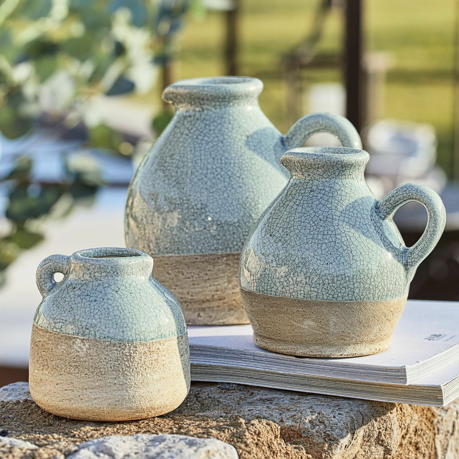 Conjunto de tres jarrones de cerámica azul y beige con textura craquelada, decoración de mesa