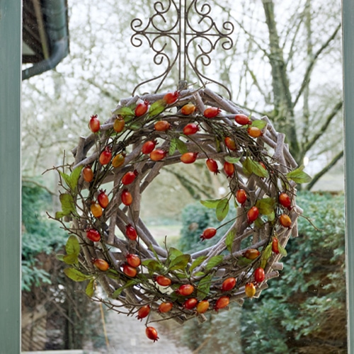 Corona decorativa de ramas con frutos rojos, adorno otoñal para la puerta de casa