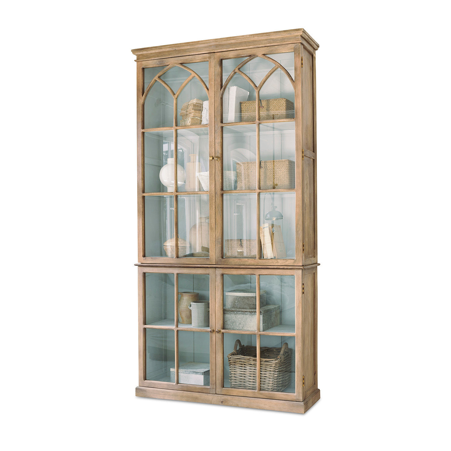 Armario Garrard de madera gris marrón con puertas de cristal y estantes para decoración