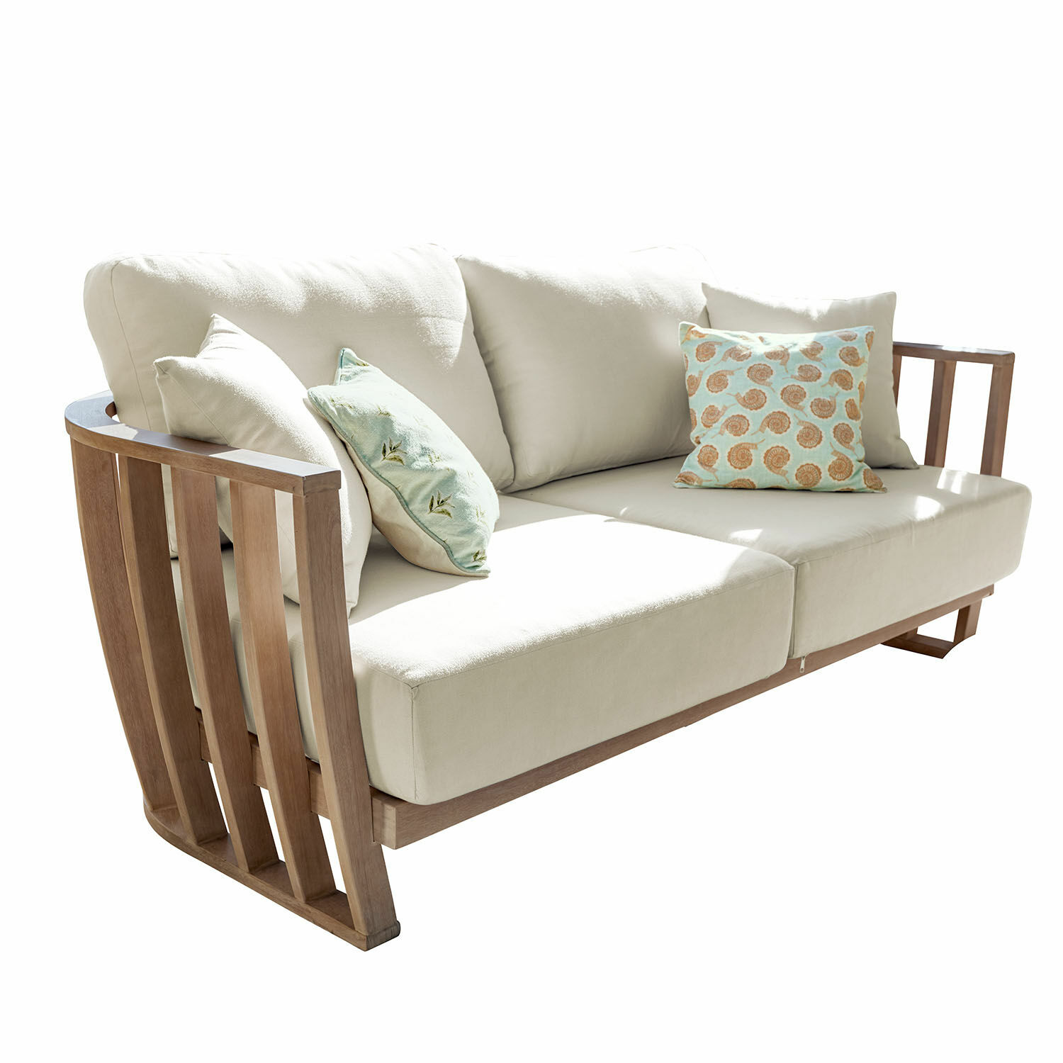 Sofá FSC®-100% Vézère Sofá beige claro con laterales de madera y cojines decorativos con diseño de conchas