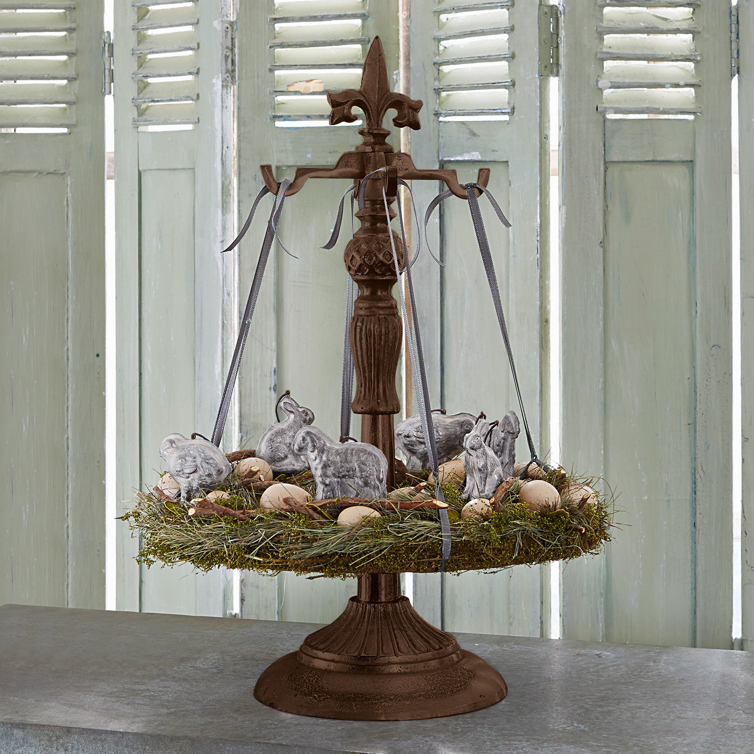 Soporte para coronas Antwan Soporte decorativo de metal con adorno verde colgante, huevos y figuras de animales para Pascua
