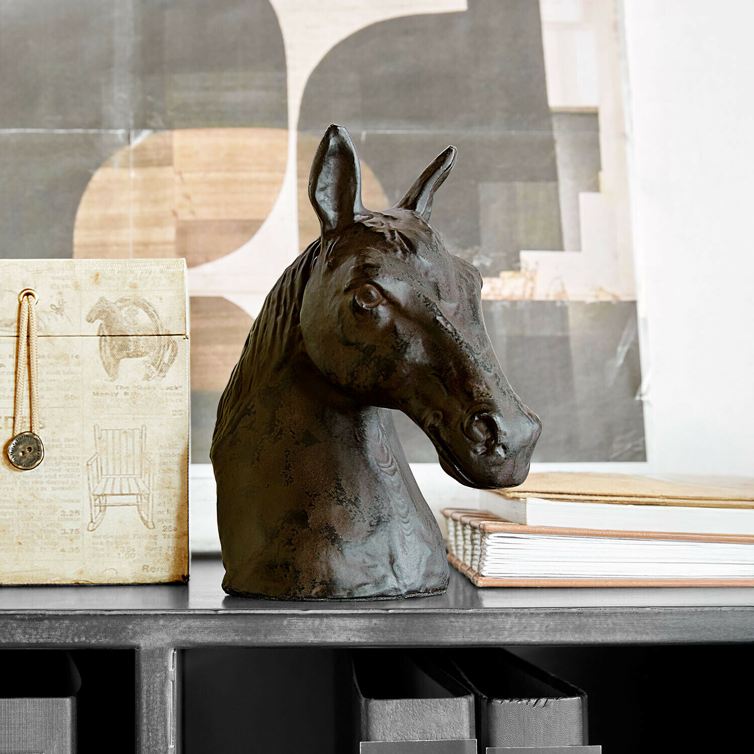 Caballo decorativo Kingsmere Cabeza de caballo decorativa de metal oscuro sobre estante con libros y caja