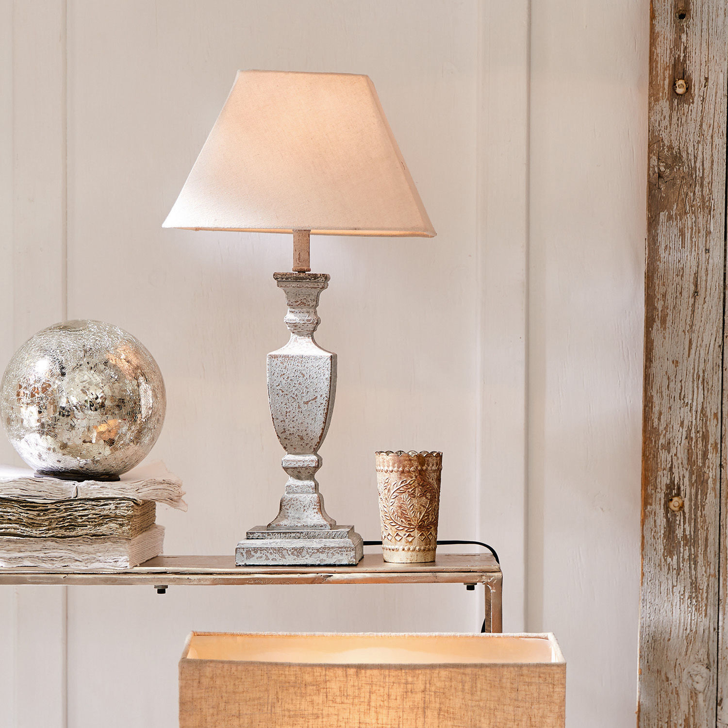 Lámpara de mesa Gorham Lámpara de mesa de metal blanco con pantalla beige estilo vintage para decoración interior