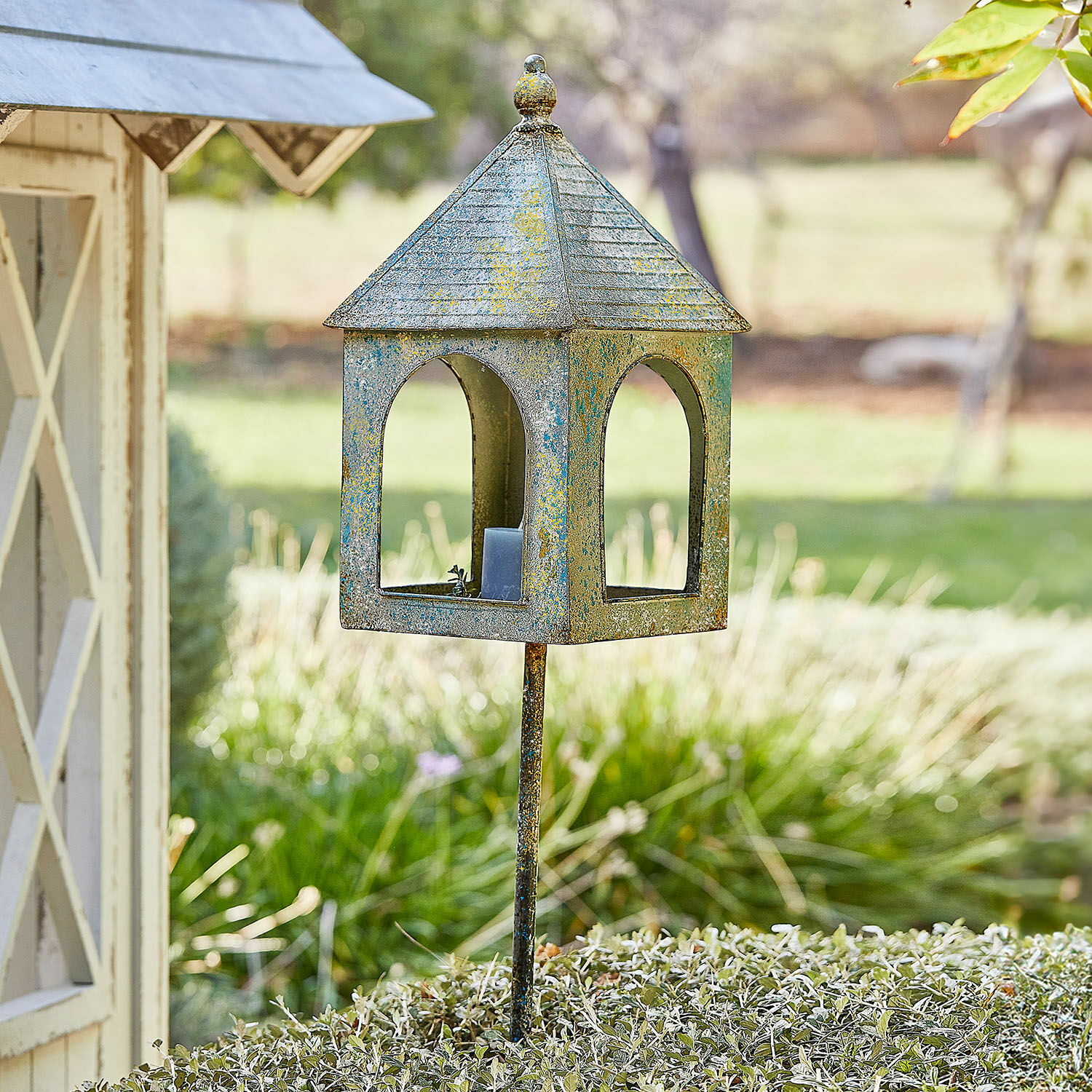 Pajarera Vallorin Farol de jardín de metal con pátina verde y amarilla estilo vintage, decoración exterior