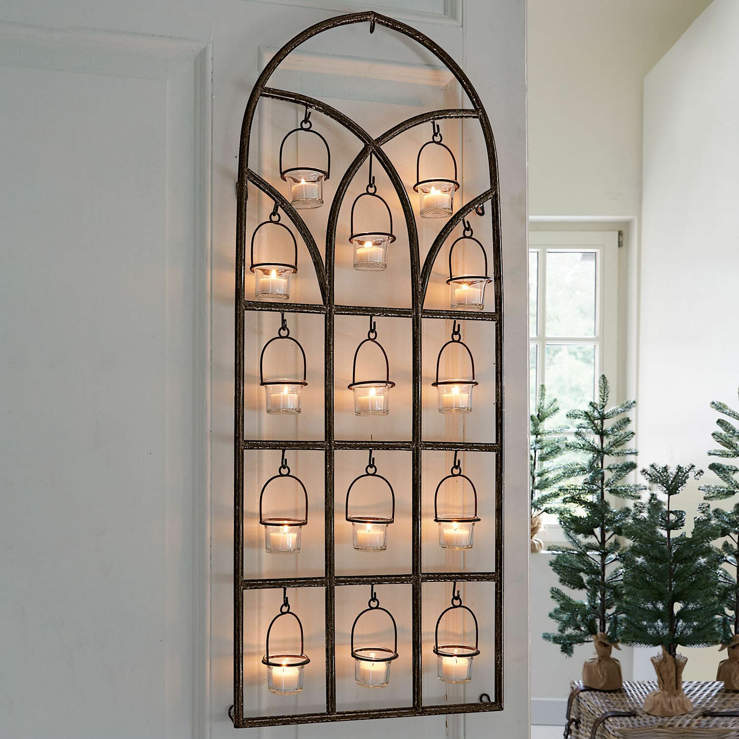 Portavelas de pared Wesmalie Decoración de pared metálica con 15 portavelas de vidrio y velas encendidas estilo vintage