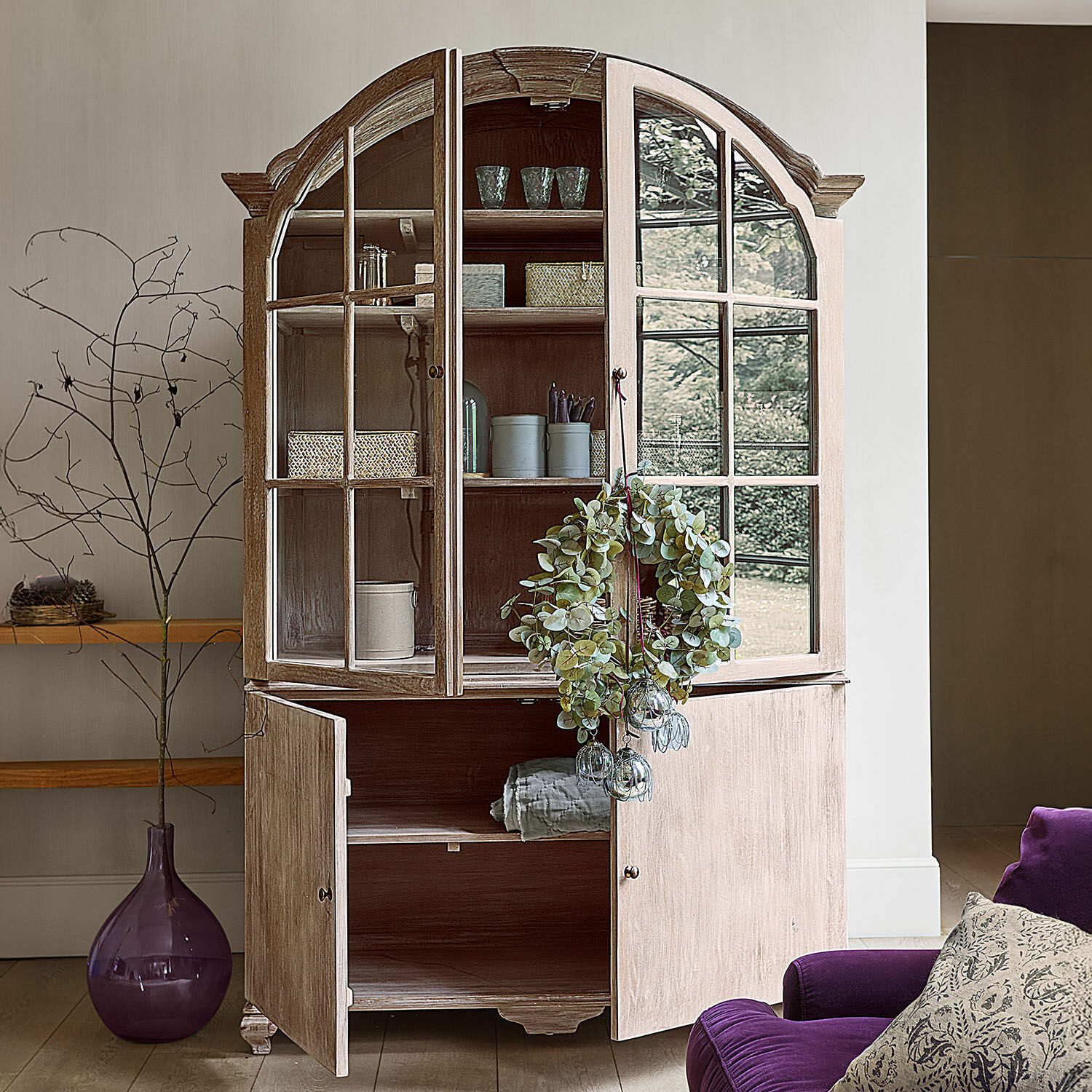 Armario Périmonde Vitrina de madera clara con puertas de cristal y corona decorativa, mueble elegante para salón