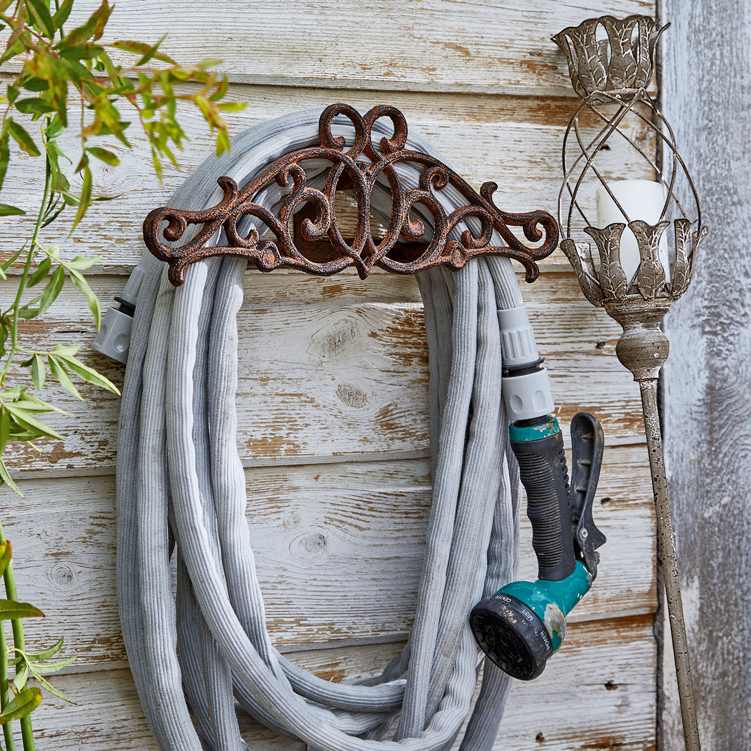 Soporte para manguera Dorhal Soporte decorativo de metal para manguera de jardín estilo vintage en pared de madera