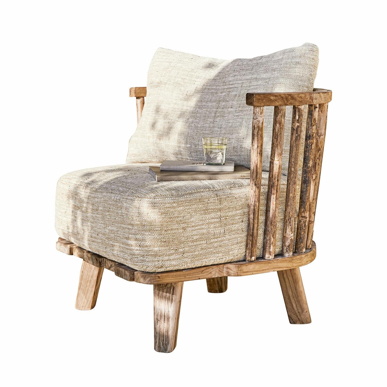 Sillón de madera natural con tapizado beige y cojín, cómodo para sala de estar