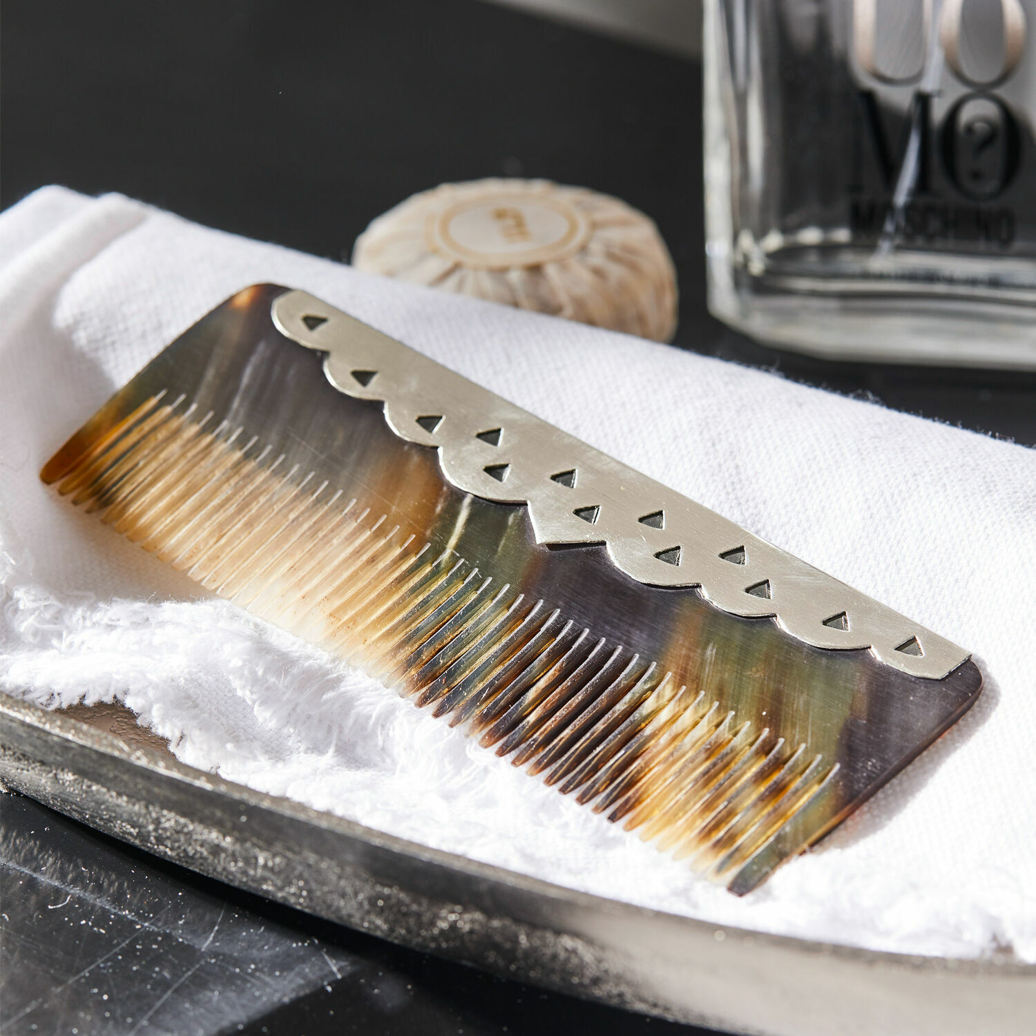 Peine Toman Peine de cuerno con borde metálico decorativo en tonos marrones naturales, accesorio para el cuidado del cabello