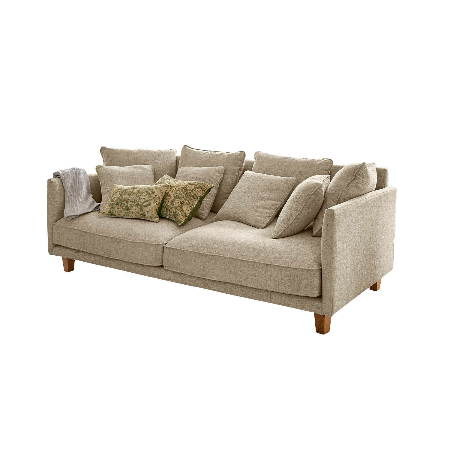 Sofá beige tapizado con cojines y patas de madera, mueble cómodo para salón