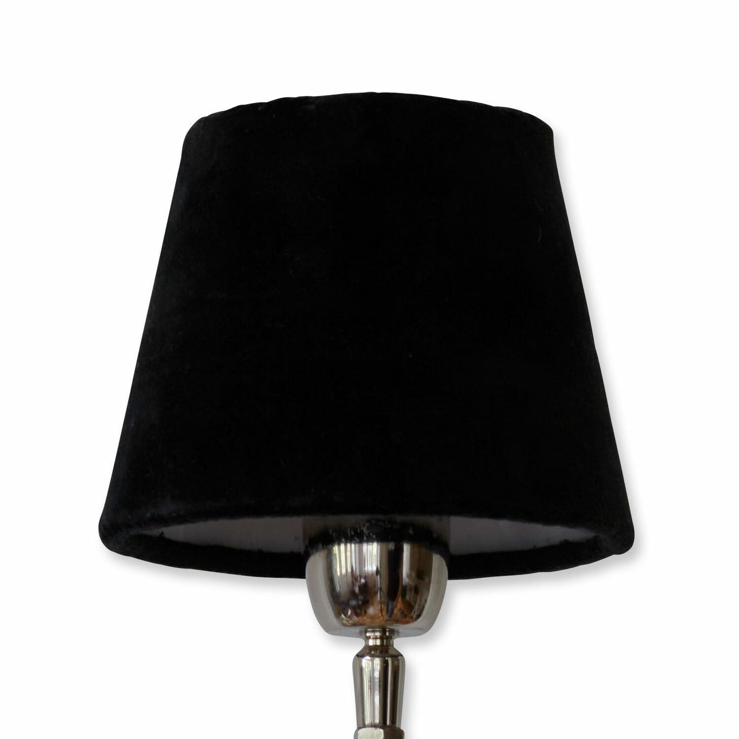 Pantalla de lámpara de terciopelo negro con base metálica, accesorio elegante para interiores