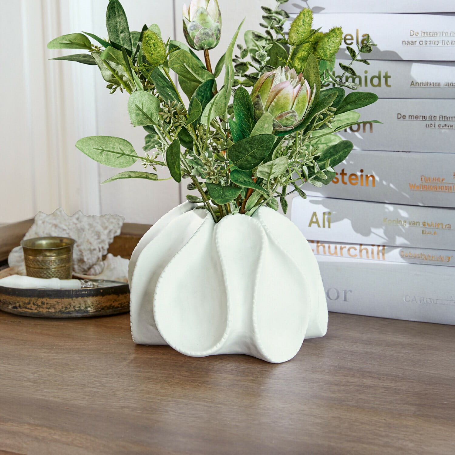 Jarrón decorativo Dollon Jarrón de cerámica blanca con hojas verdes y flores decorativas sobre mesa de madera