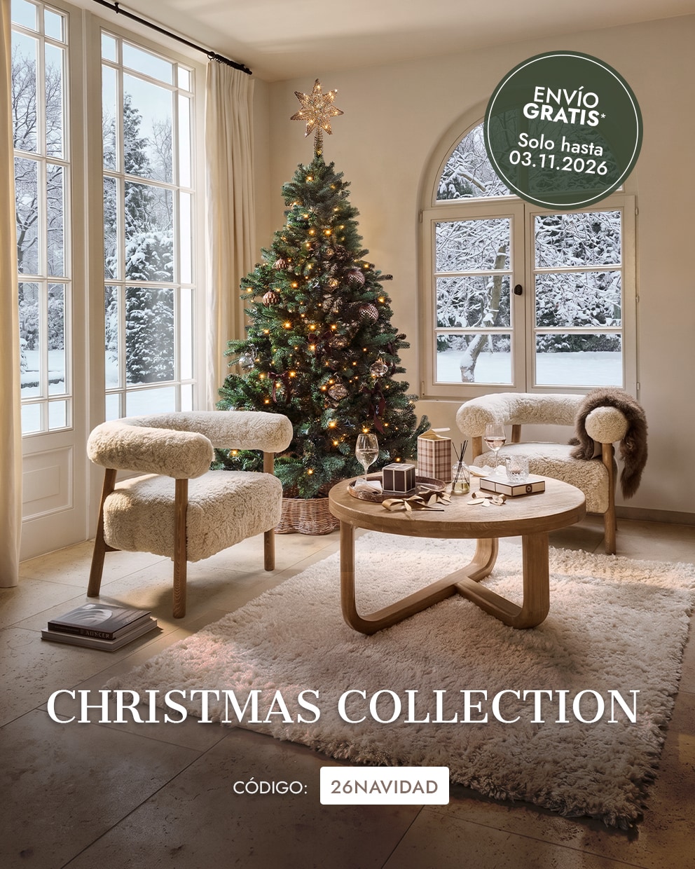Salón acogedor con árbol de Navidad, sillones de tela suave y mesa de madera en decoración festiva
