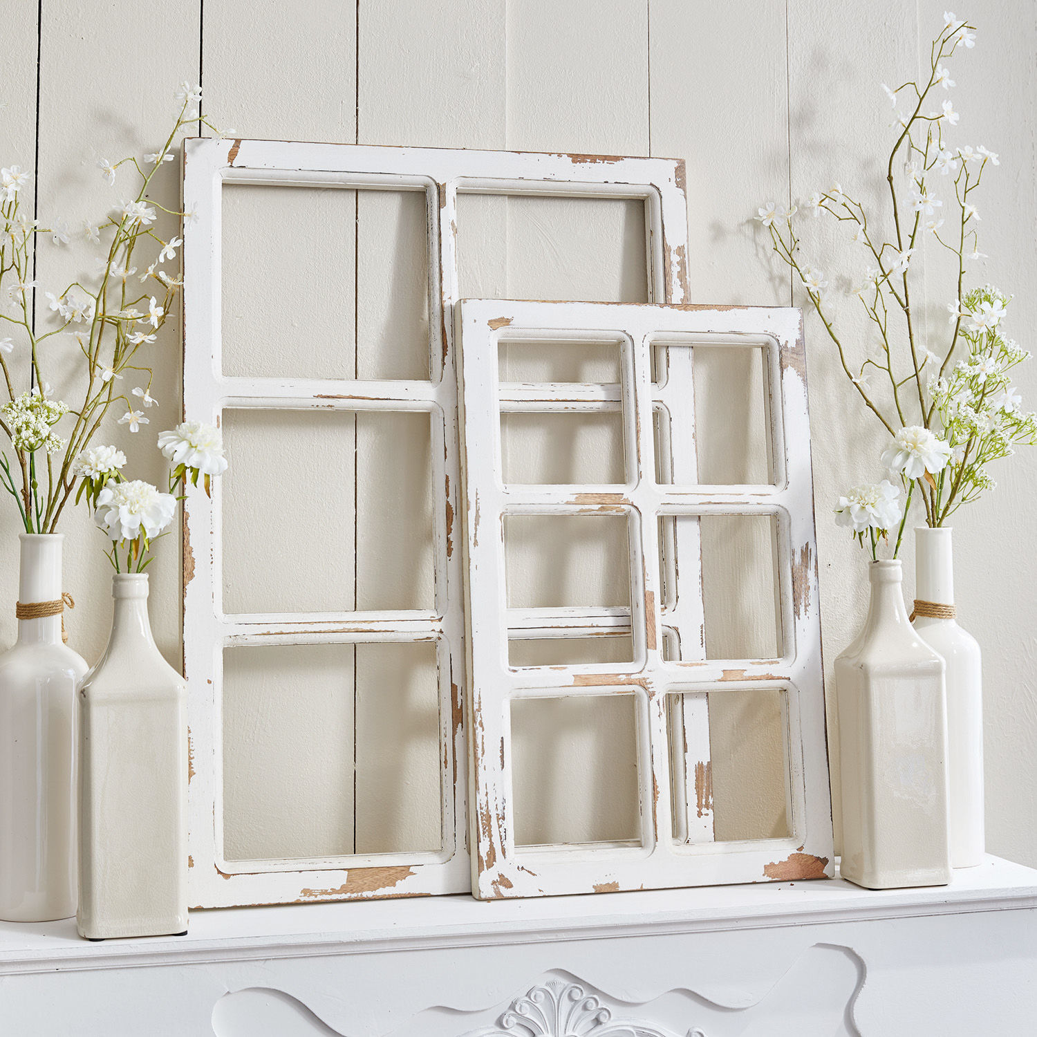 Set de dos ventanas decorativas Mael Coluim Marcos de ventana de madera blanca envejecida con pintura desconchada en estilo vintage con flores blancas