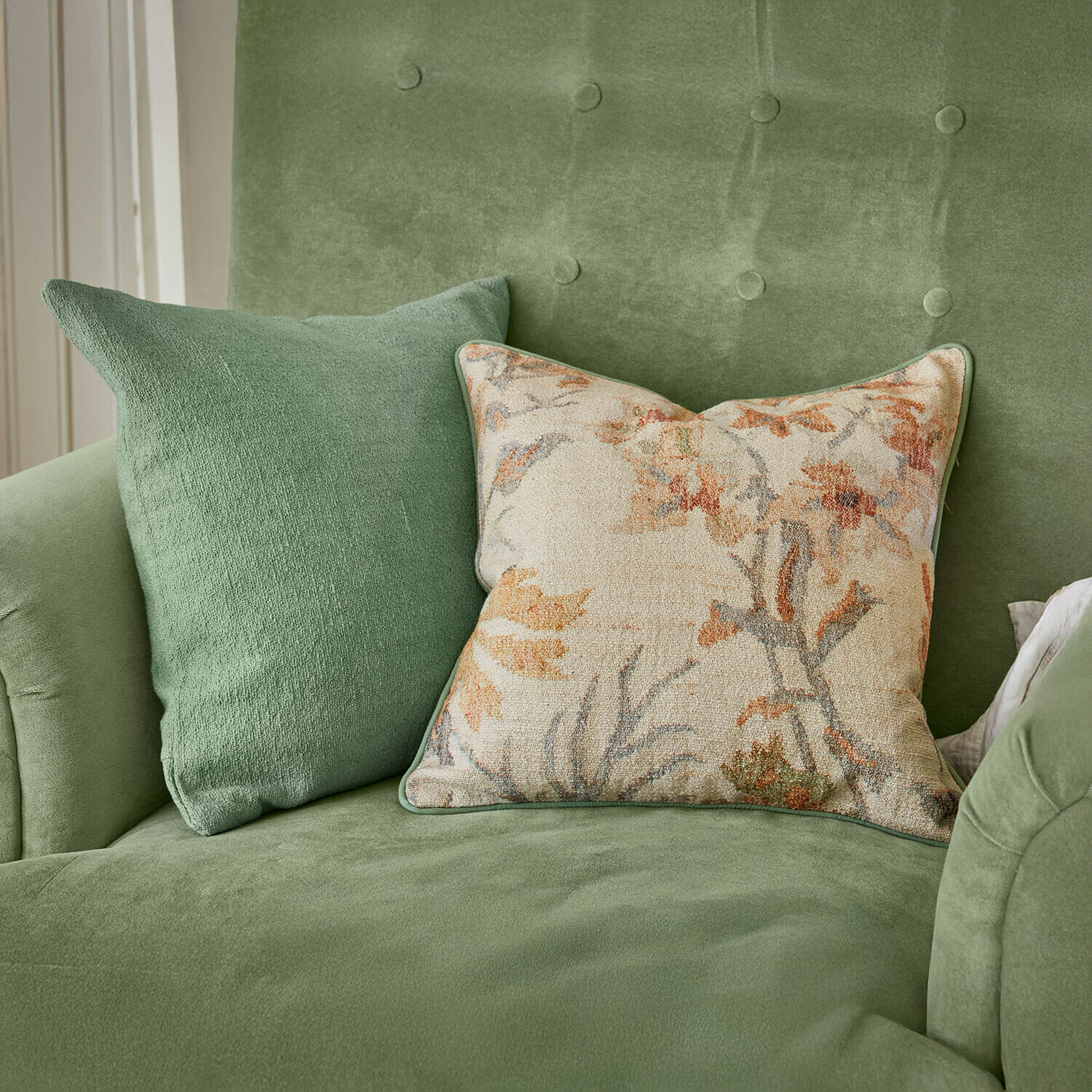 Set de 2 fundas de cojín Osorno Sofá verde de terciopelo con dos cojines, uno liso y otro con diseño floral, decoración de salón