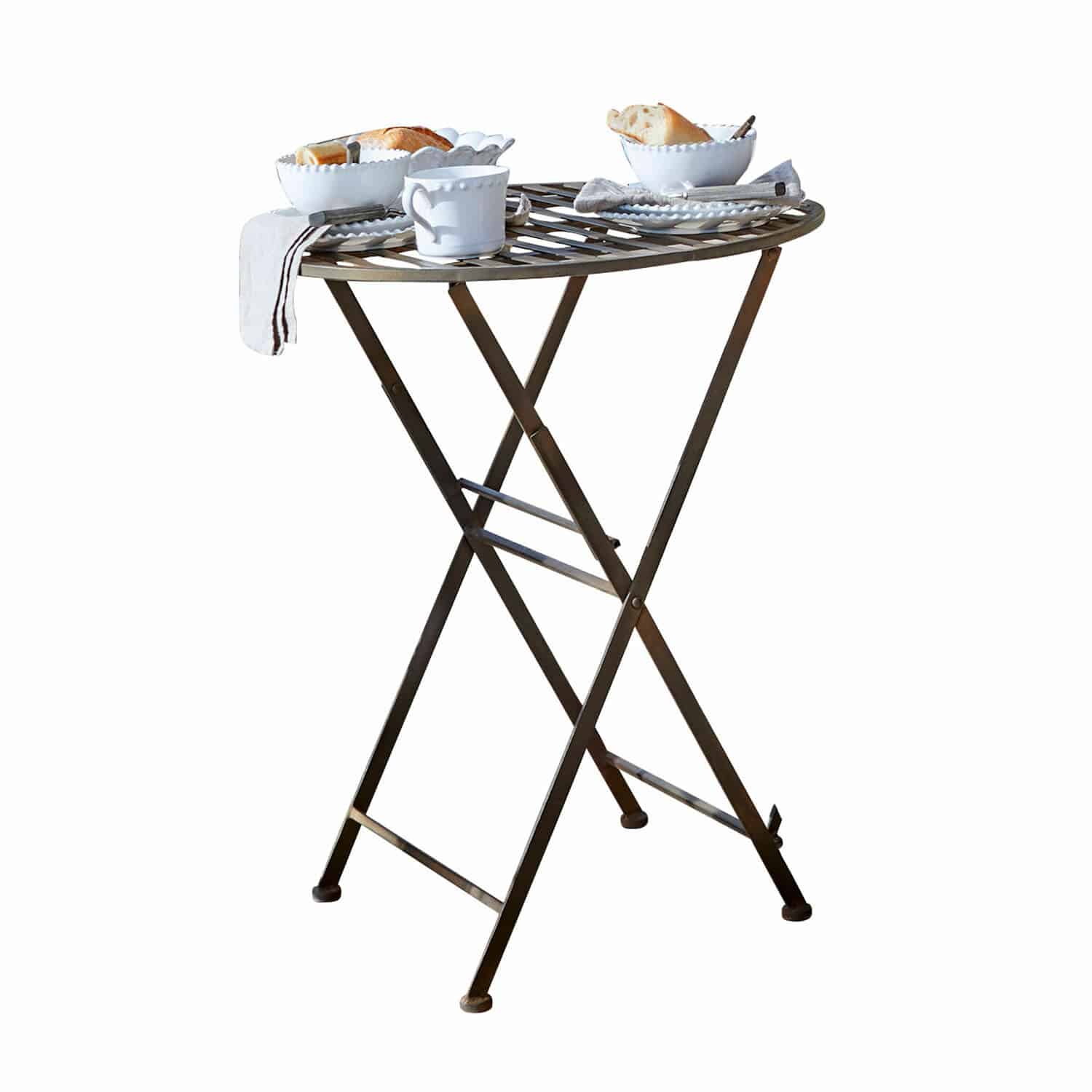Mesa Brignoles Mesa plegable de metal marrón con vajilla blanca y pan encima