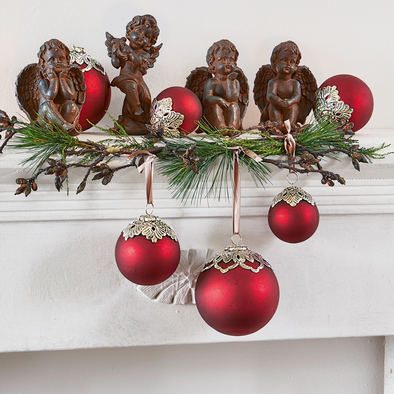 Set de 6 adornos navideños Valyn Decoración navideña con bolas rojas y ángeles marrones sobre chimenea blanca