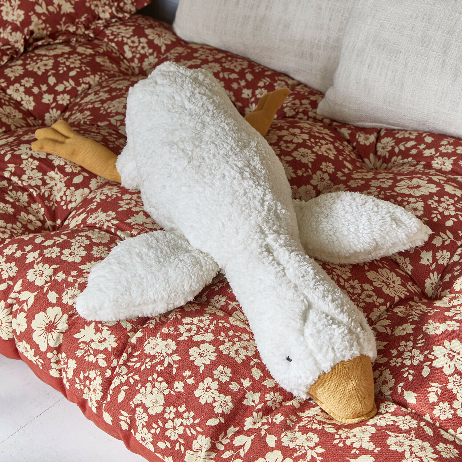 Peluche Tillyboo Juguete de peluche suave en forma de ganso blanco y amarillo sobre cojín rojo con flores