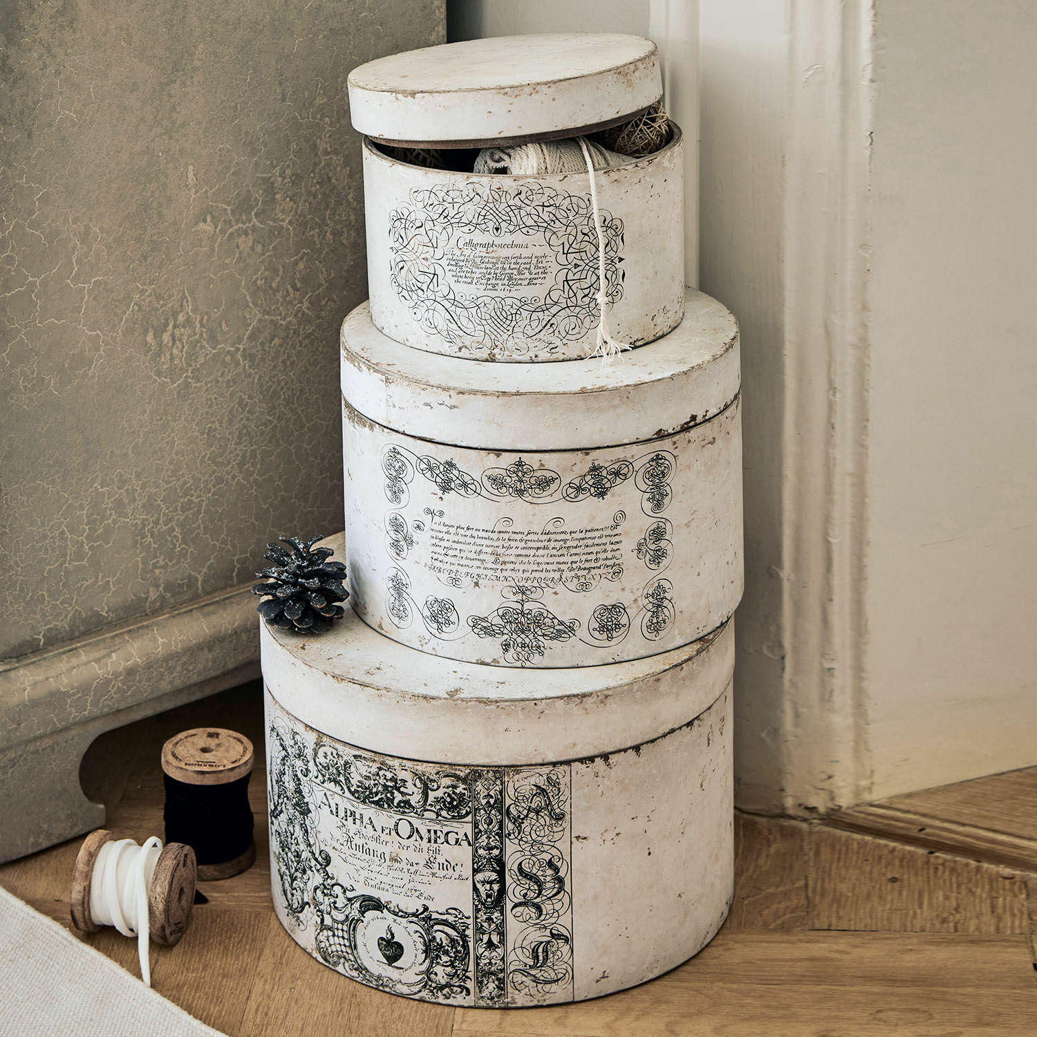 Set de 3 cajas Willma Conjunto de tres cajas decorativas redondas blancas estilo vintage con elegantes motivos negros