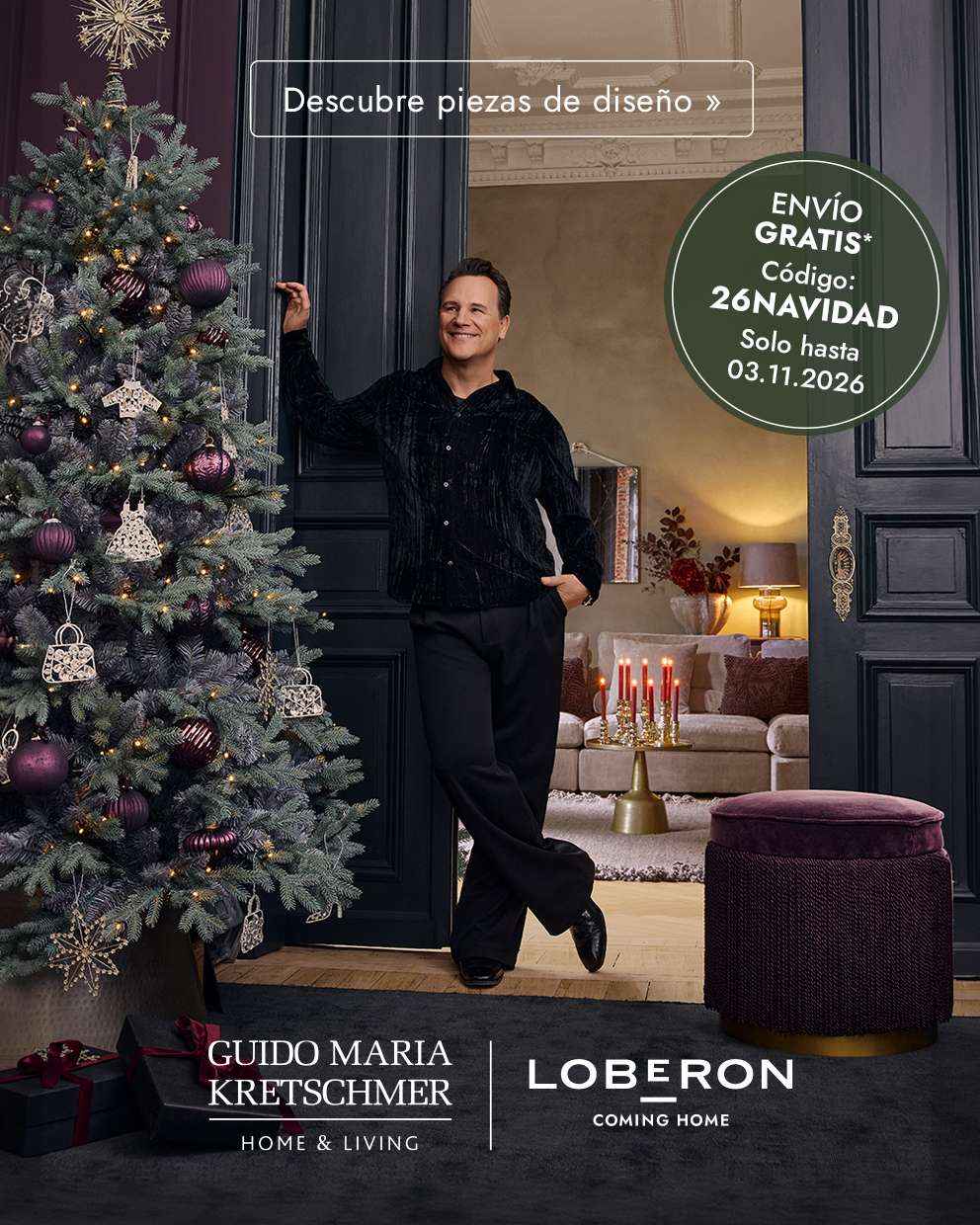 Salón elegante con puf morado y árbol de Navidad decorado con bolas moradas y luces