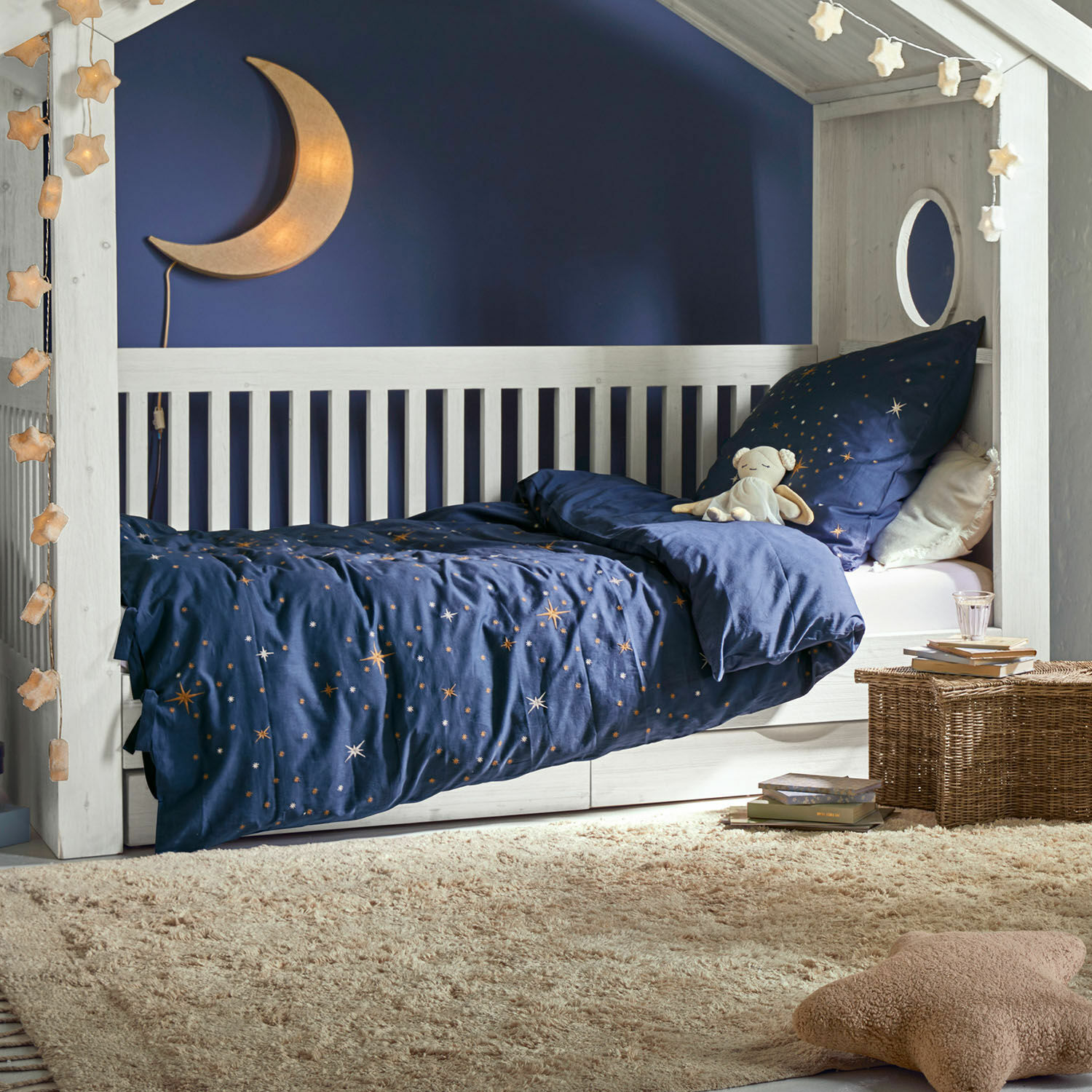 Ropa de cama Starwhisper Cama infantil de madera blanca con ropa de cama azul oscuro con estrellas y lámpara de luna para habitación infantil