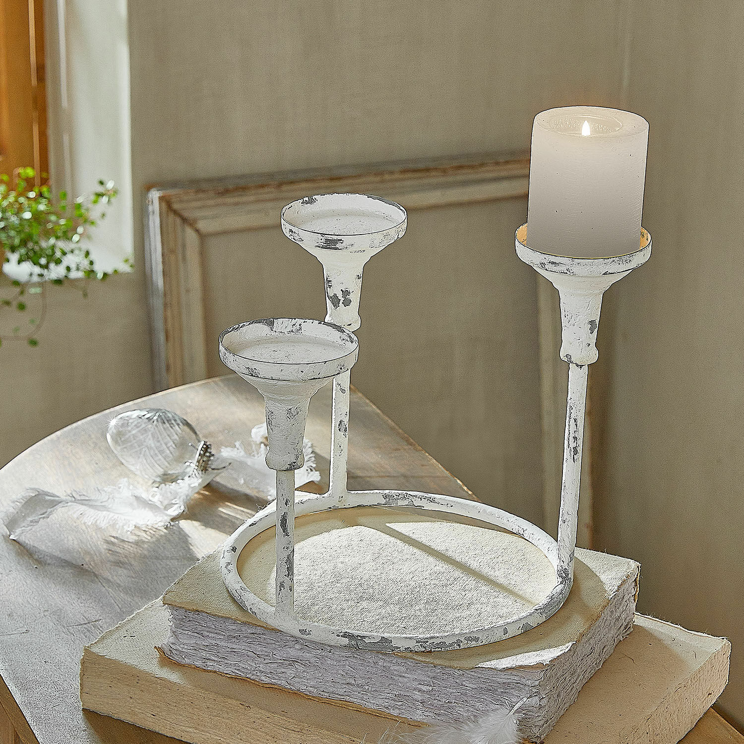Candelabro Kivorel Candelabro metálico blanco envejecido para tres velas, decoración rústica de mesa