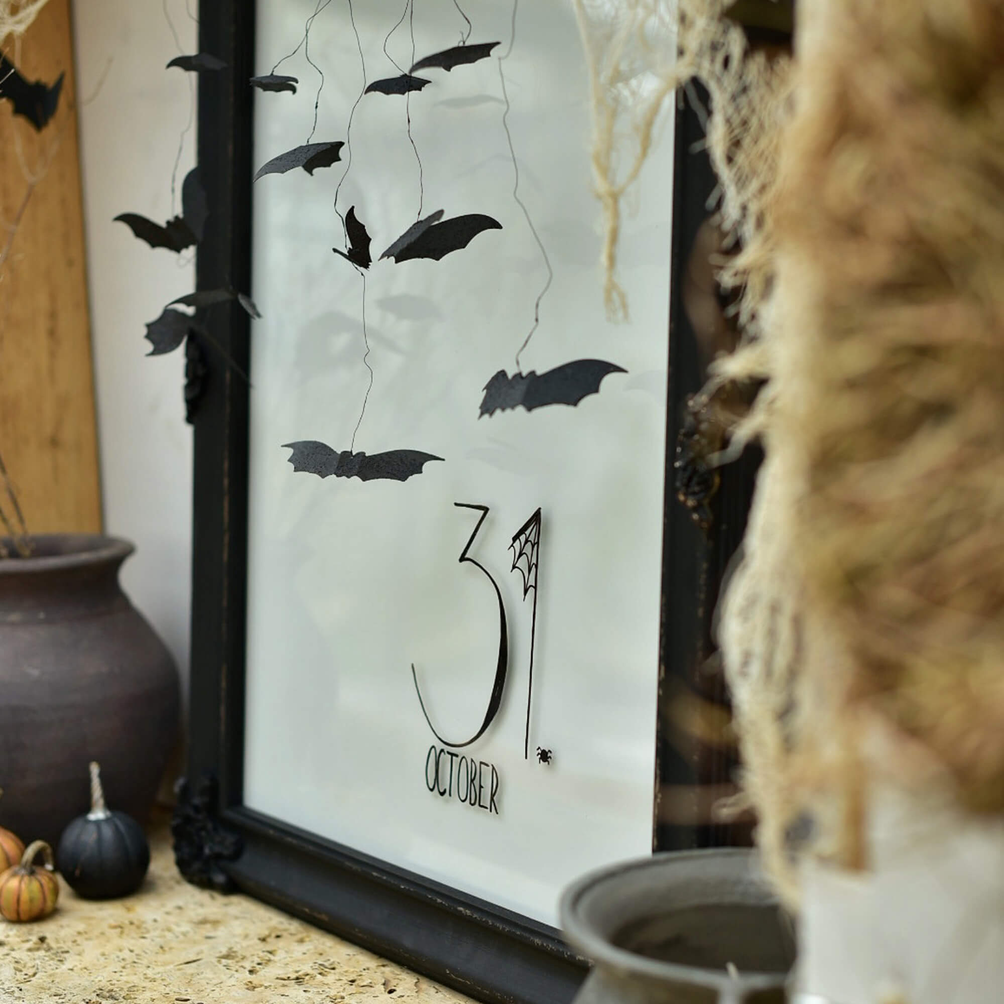 Decoración de Halloween con murciélagos de papel negro y texto 31 de octubre en marco