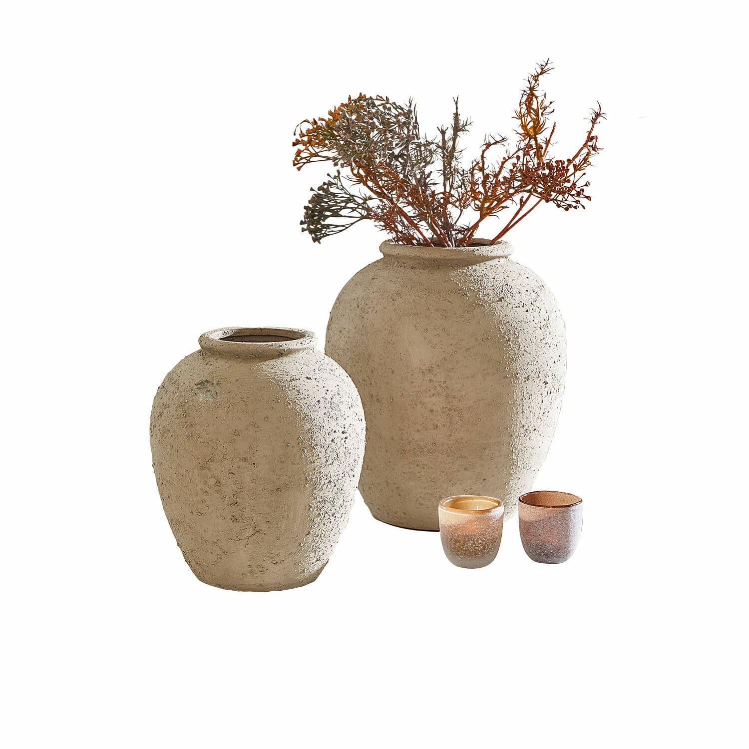Set de 2 jarrones Zaviro Conjunto de dos jarrones de cerámica beige con textura y dos pequeños portavelas decorativos